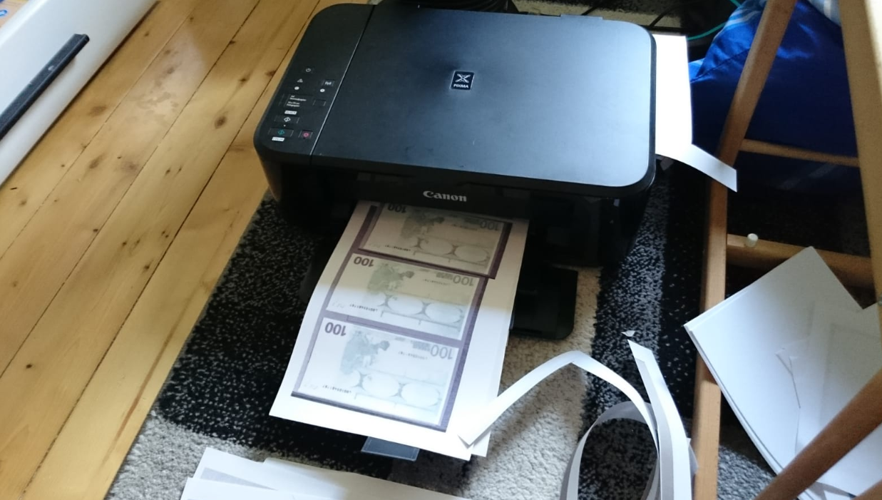 Otthon nyomtatott eurókkal próbált autót vásárolni egy 20 éves nő Németországban