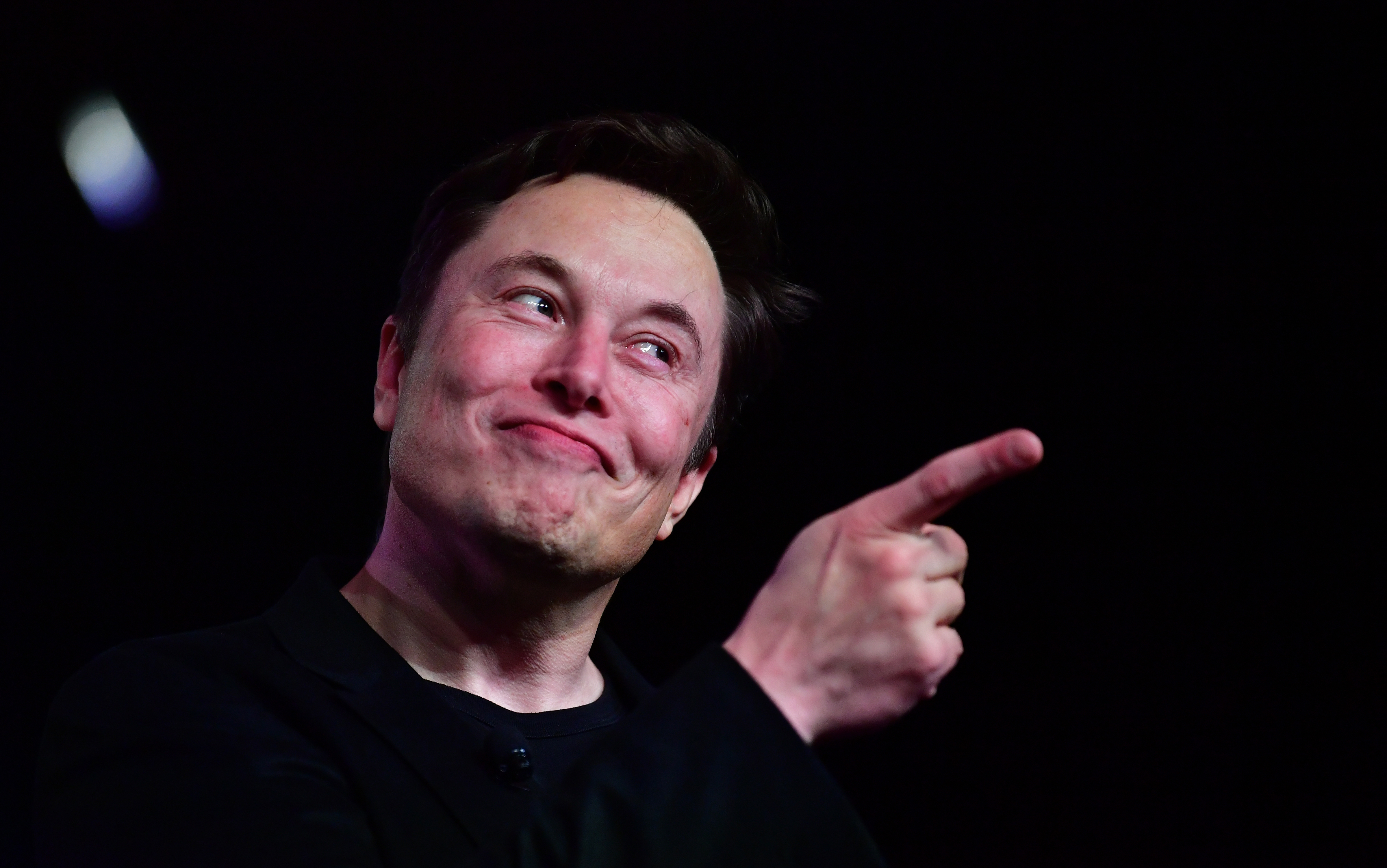 Elon Musk el akarja költöztetni a Teslát Kaliforniából, mert nem indíthatja újra a járvány miatt leállított autógyártást