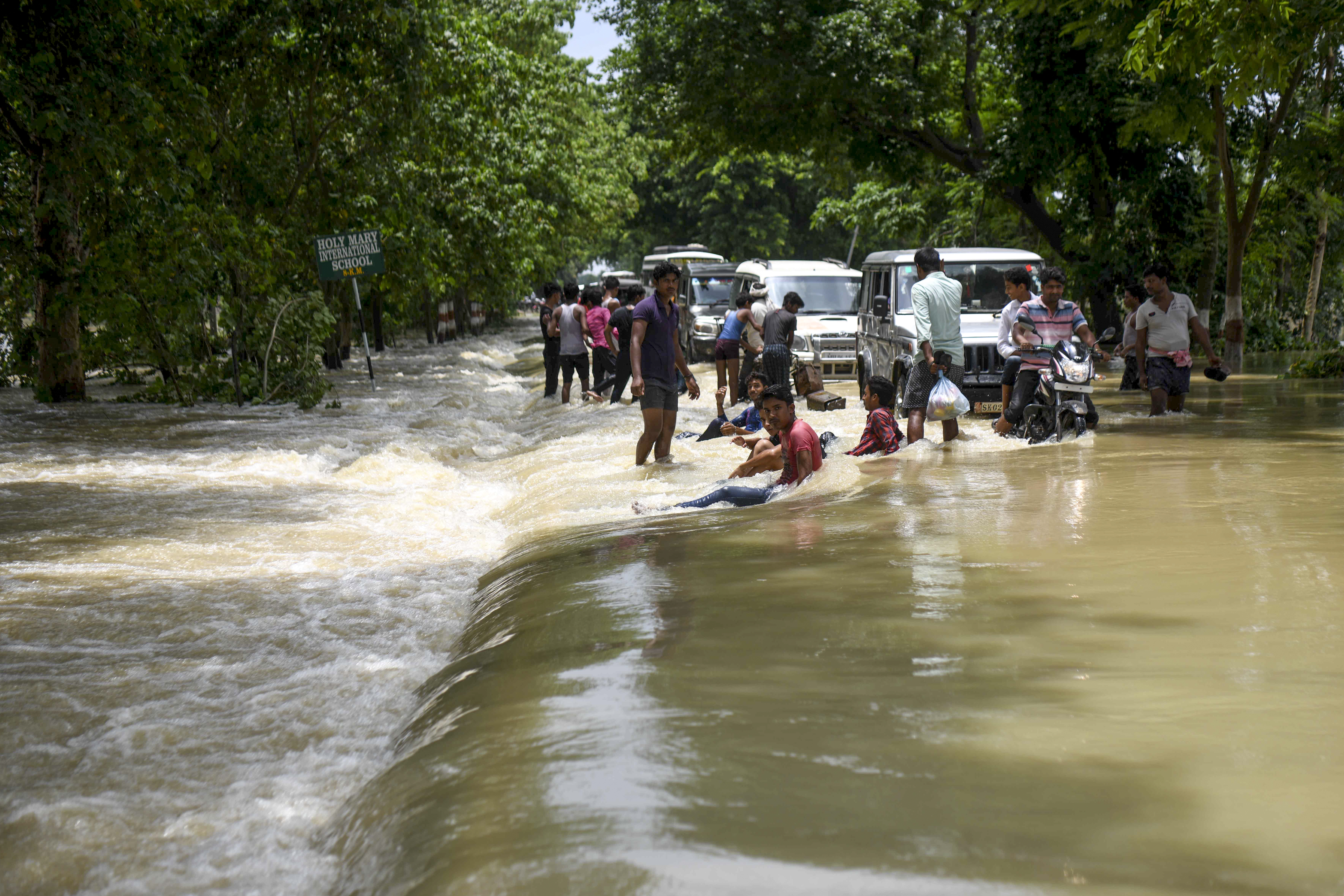 Már legalább 180 halálos áldozata van a dél-ázsiai áradásoknak