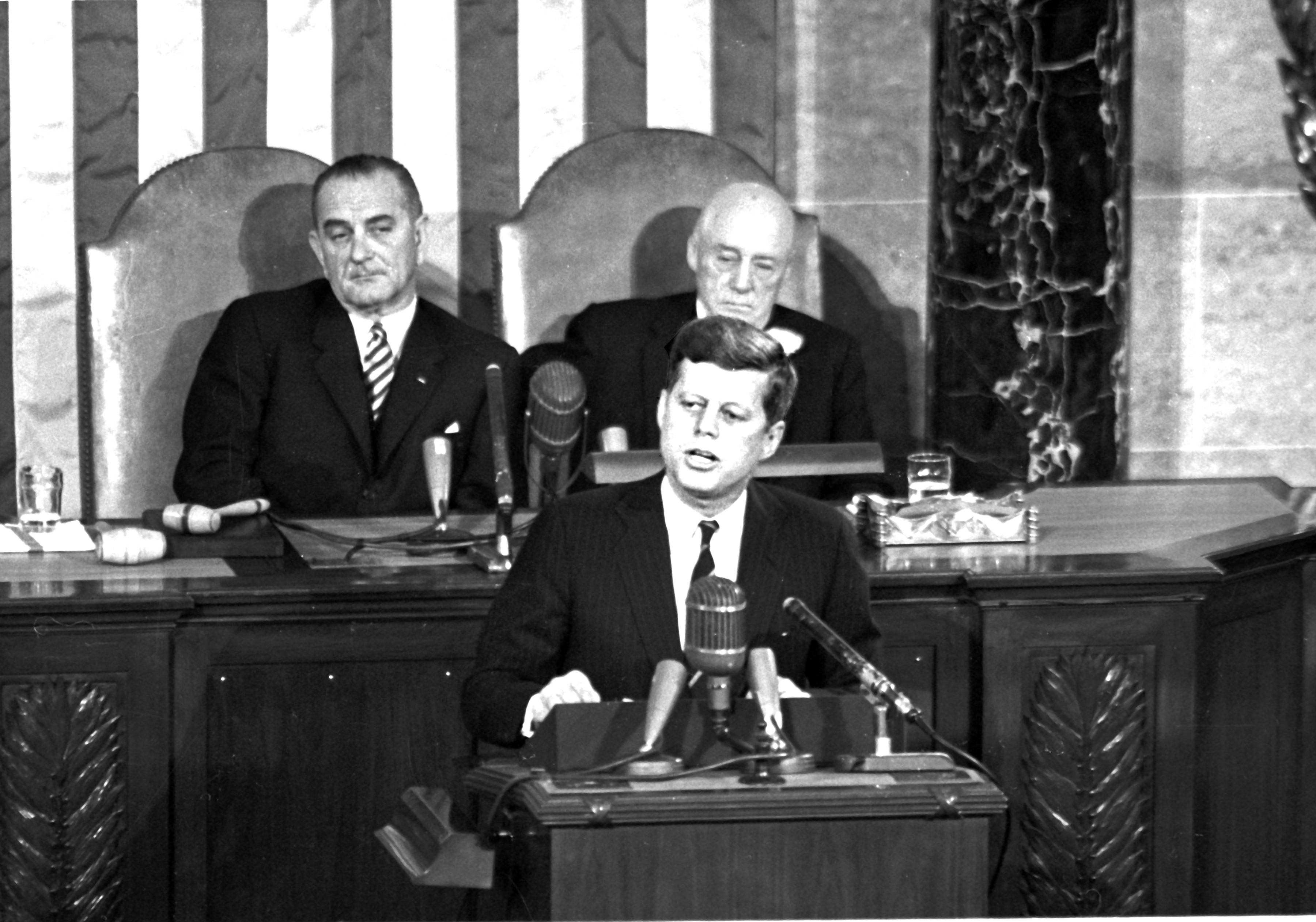 John F. Kennedy amerikai elnök a Hold-program támogatását kéri a Kongresszustól 1961. május 25-én (a háttérben Lyndon B. Johnson alelnök és Sam T. Rayburn házelnök)