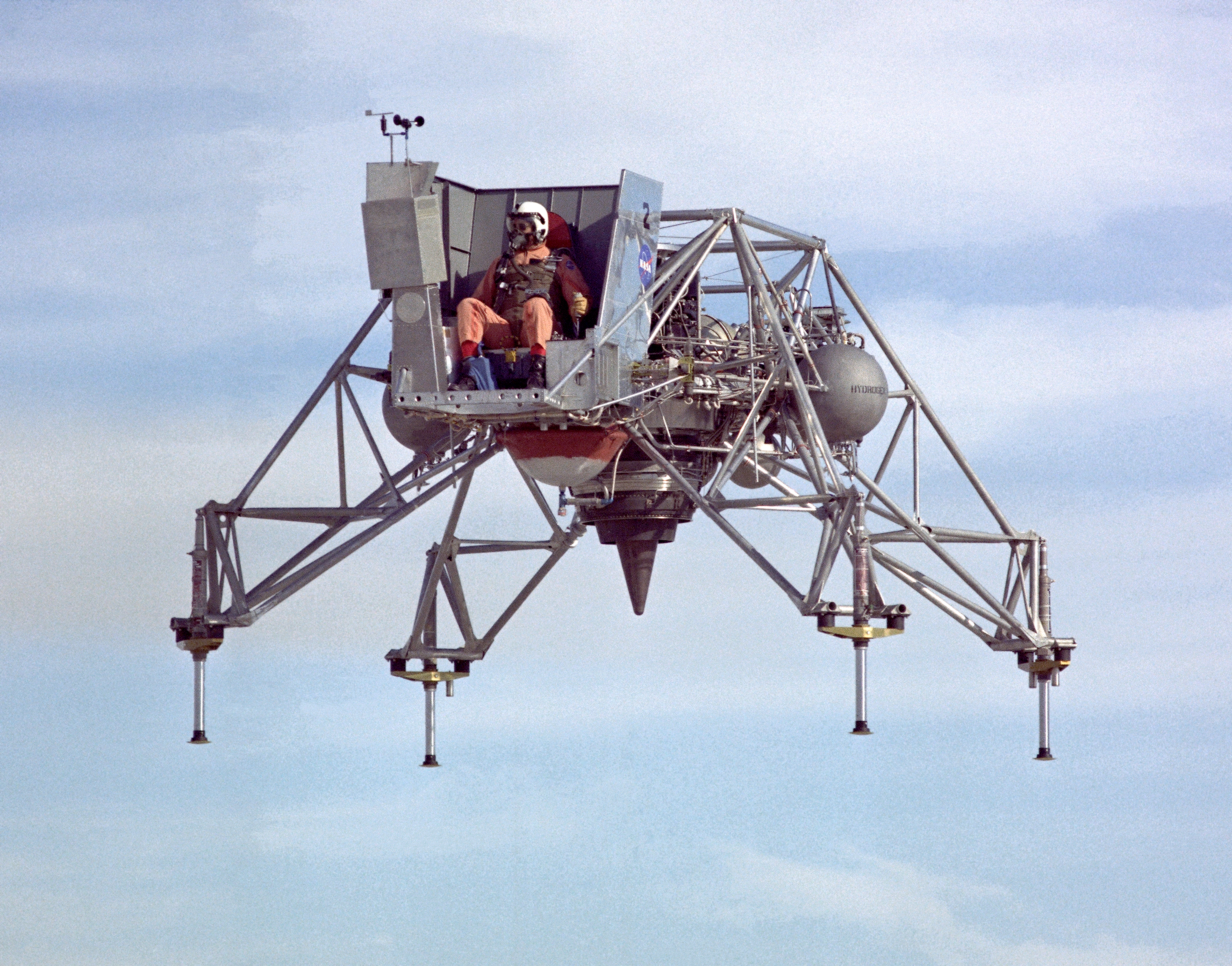 Neil Armstrong a holdkomp irányítását gyakorolja egy prototípuson, 1967-ben