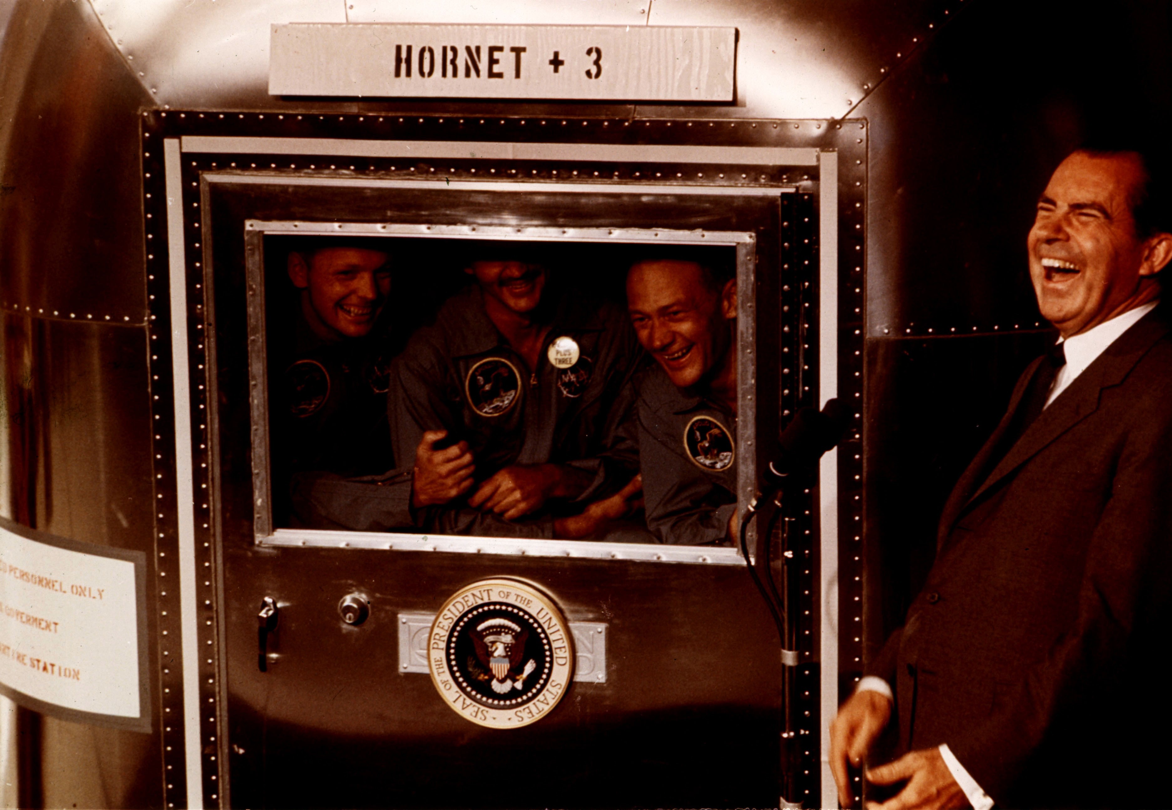 Nixon fogadja az Apollo–11 legénységét, 1969. július 24-én