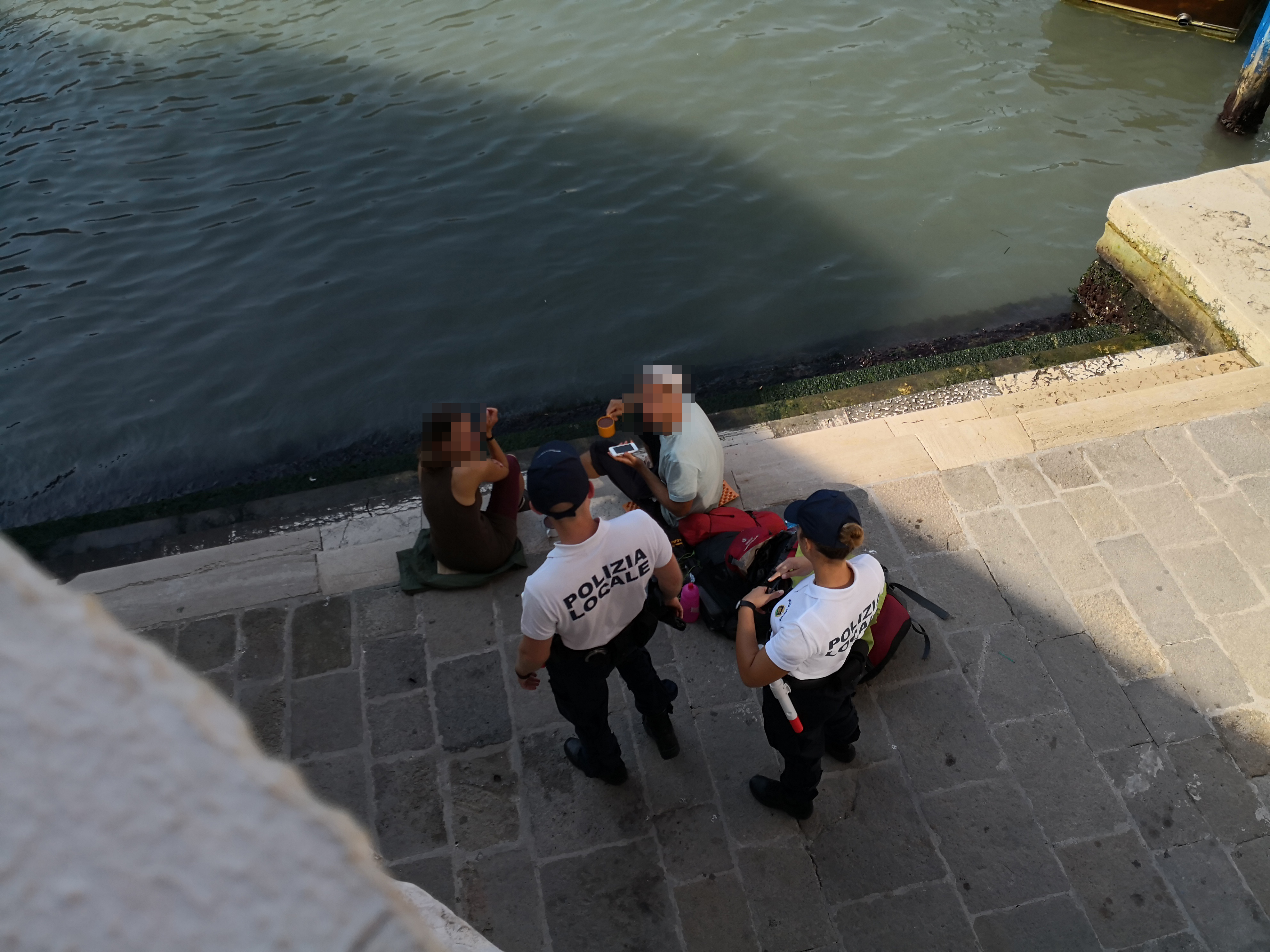 Rendőrt hívtak két német turistára Velencében, mert kávét főztek a Rialto híd lábánál