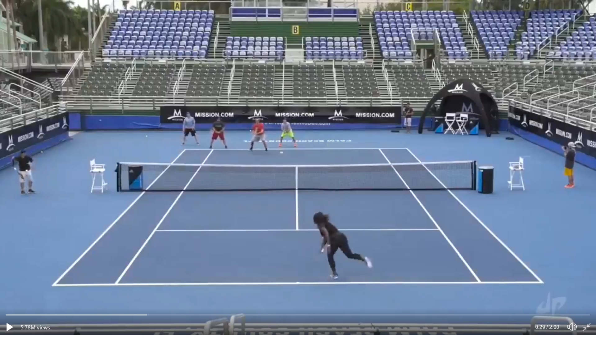 Nyolc férfi állt ki egyszerre Serena Williams ellen, de vissza se tudták ütni a szerváit