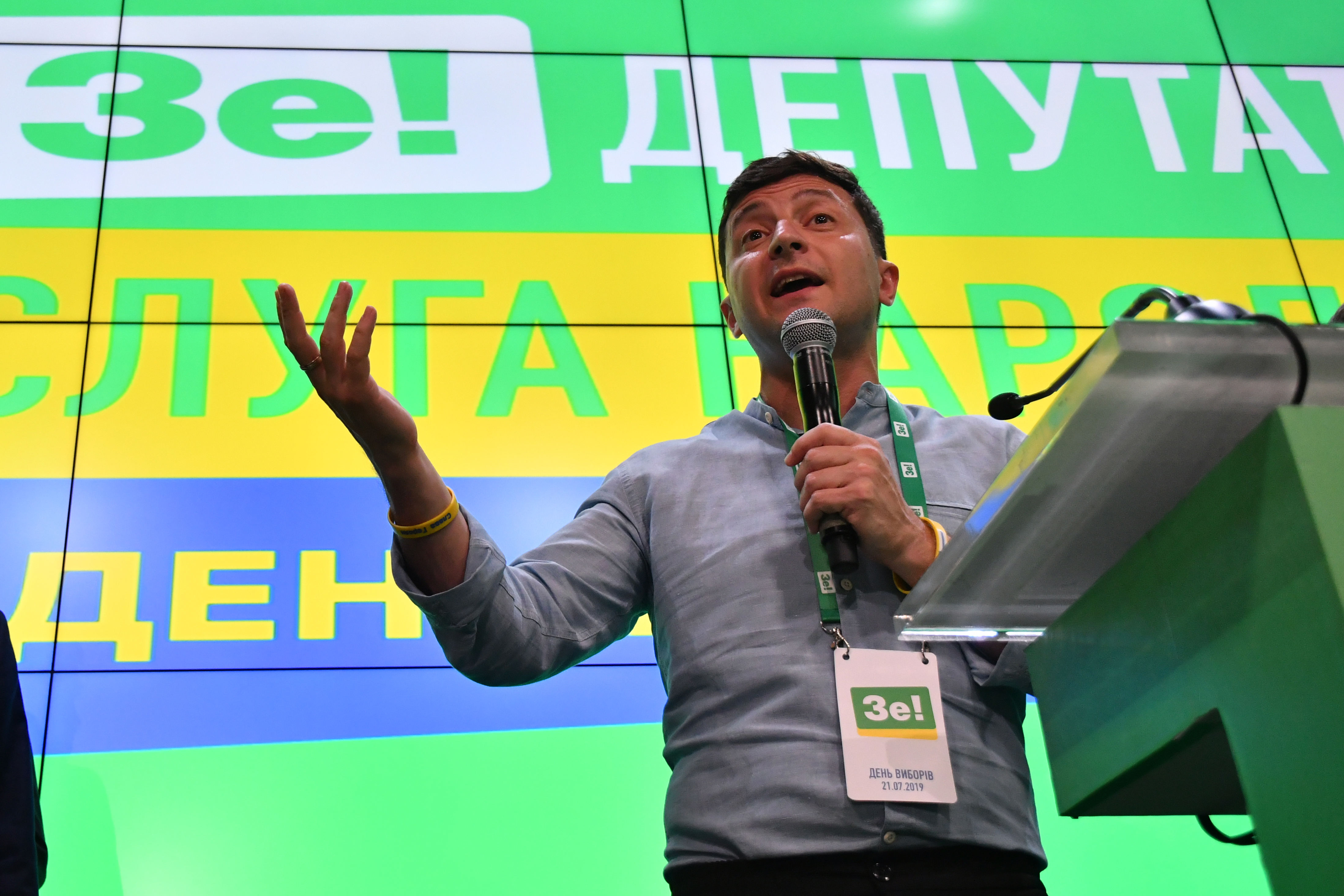 Hatalmasat nyert a sorozatszínészből lett elnök az ukrán választáson