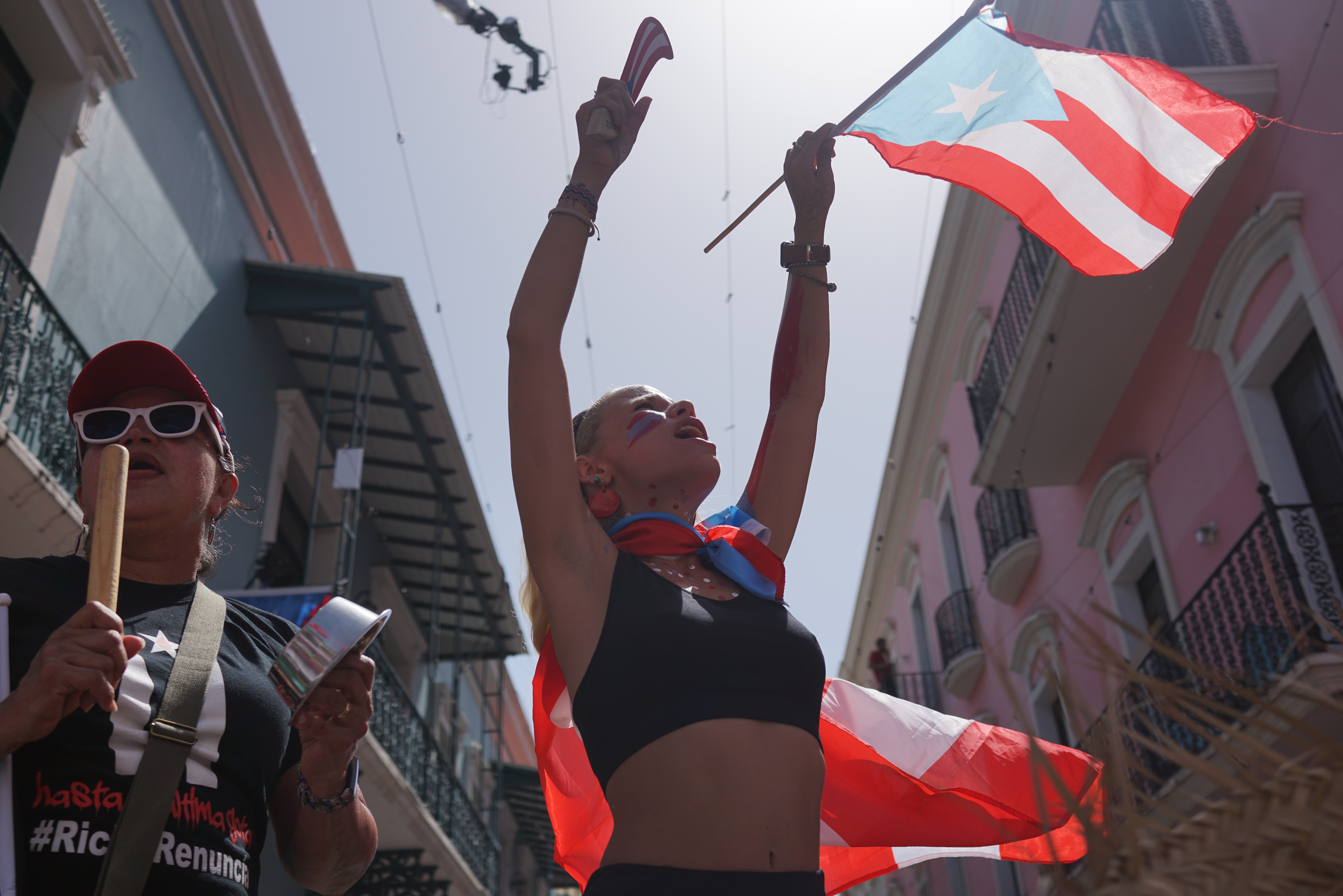 Óriási a buli Puerto Ricóban, az utcákon ünneplik, hogy lemondott a kormányzó