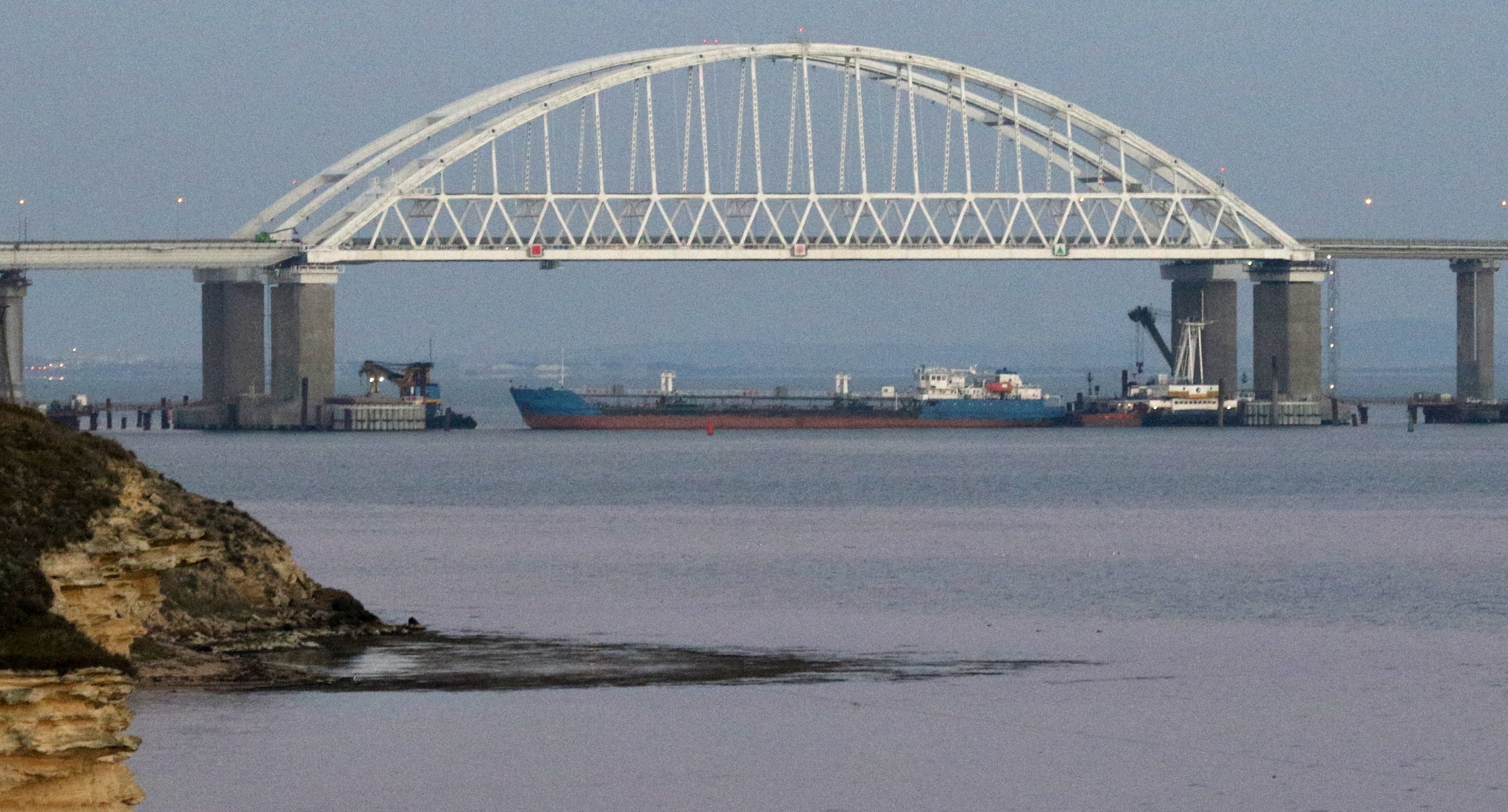 Elengedték az ukrán hatóságok által feltartóztatott orosz hajó 10 fős legénységét