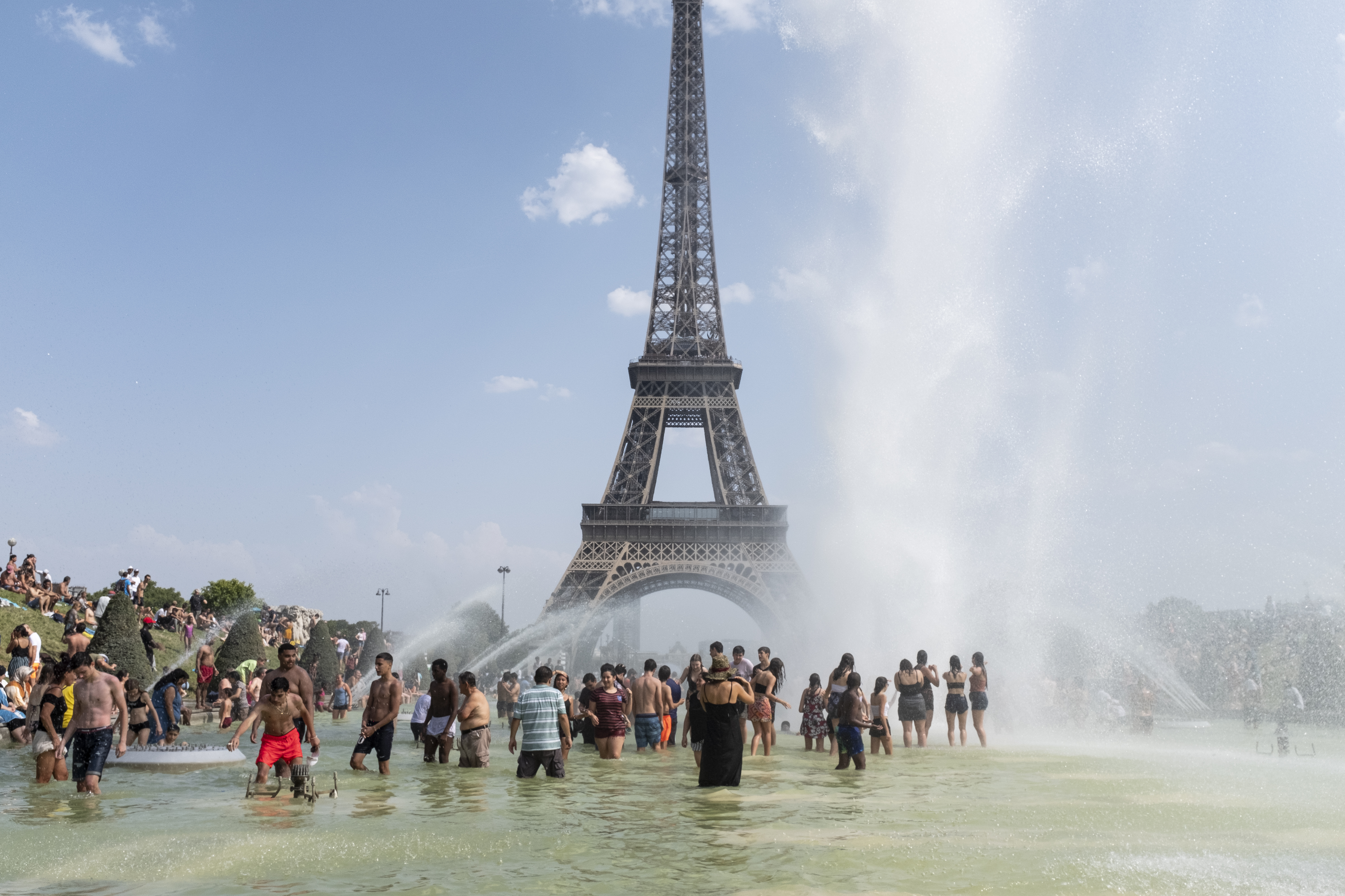 Hűsölő medencévé változott az Eiffel-torony előtti szökőkút Párizsban