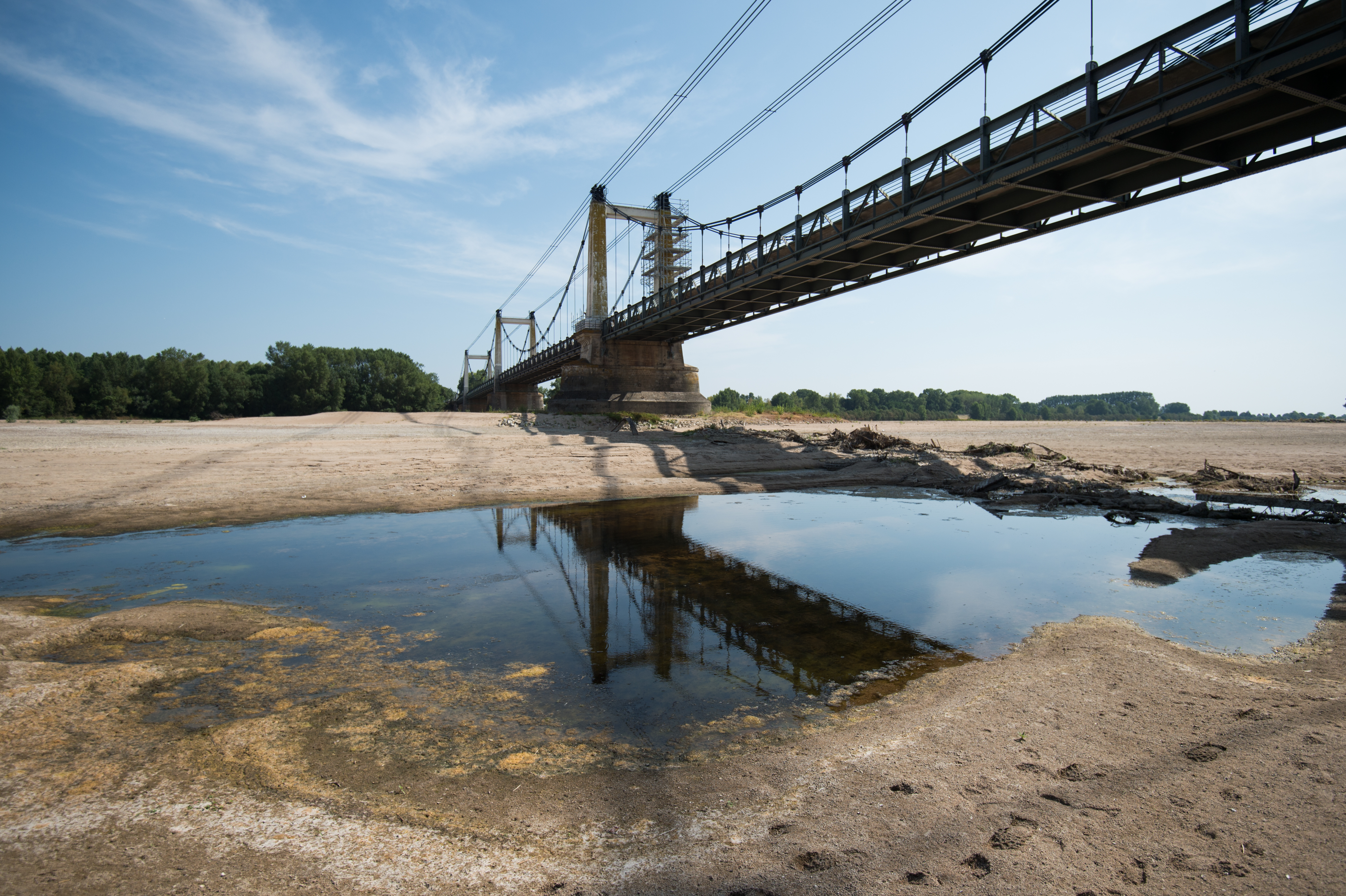 A Loire folyó medre több helyen kiszáradt a ritka esőzés és a nagy hőség eredményeképp