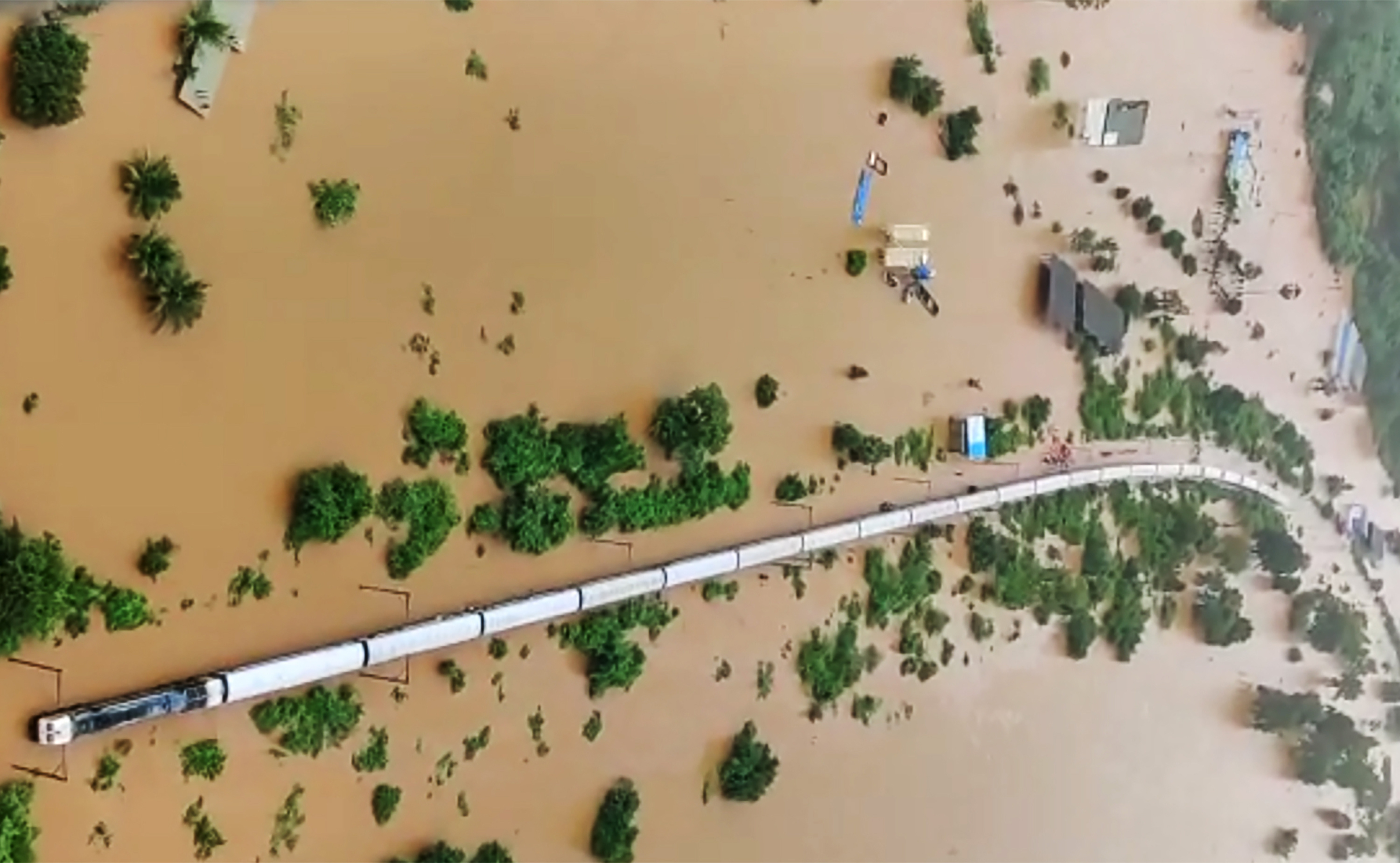 Gumicsónakokkal és helikopterrel mentették az áradásban elakadt vonat utasait Indiában