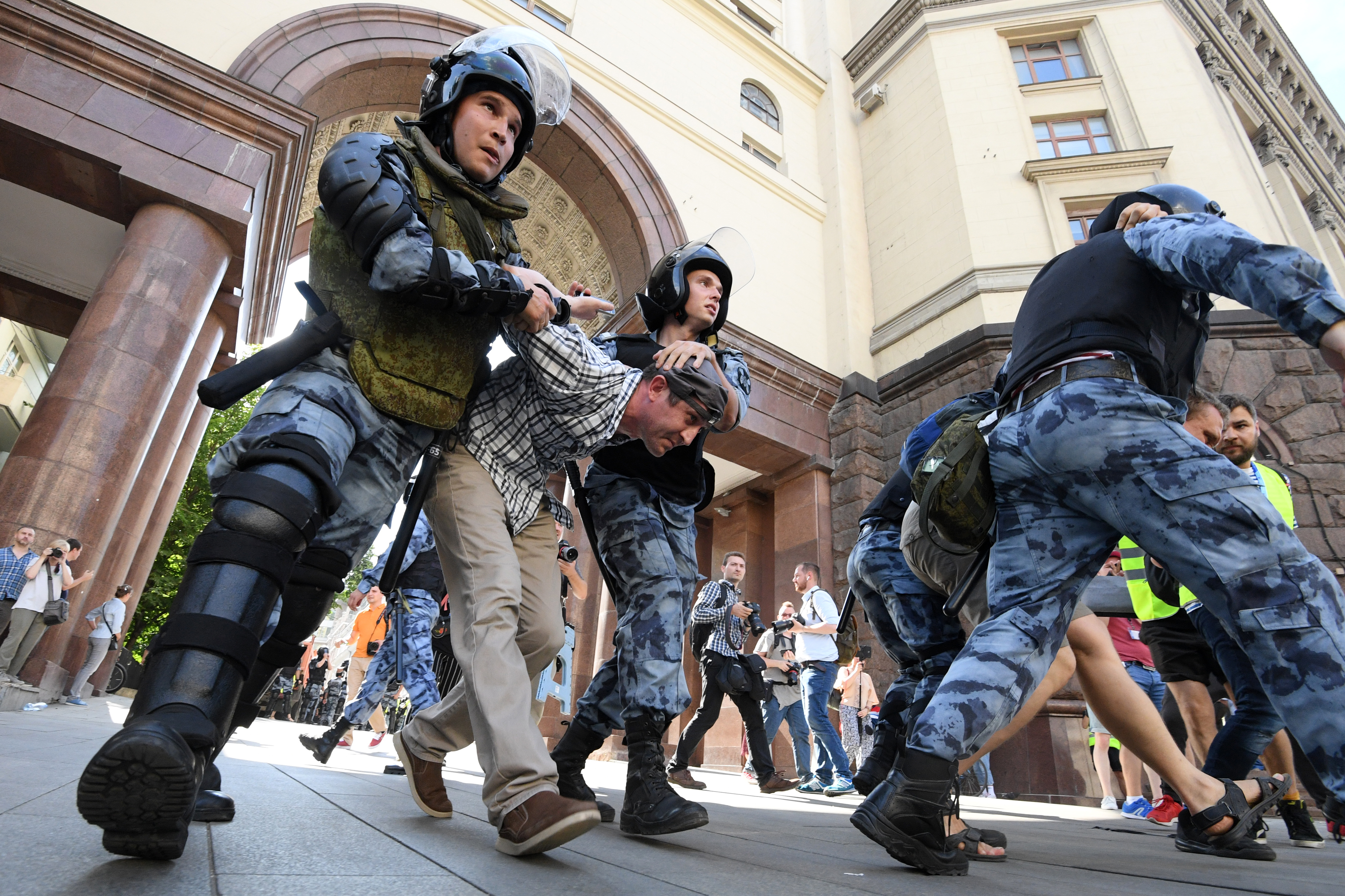 A moszkvai rendőrségen mindenkit utasítottak, hogy törölje a fotóit az internetről
