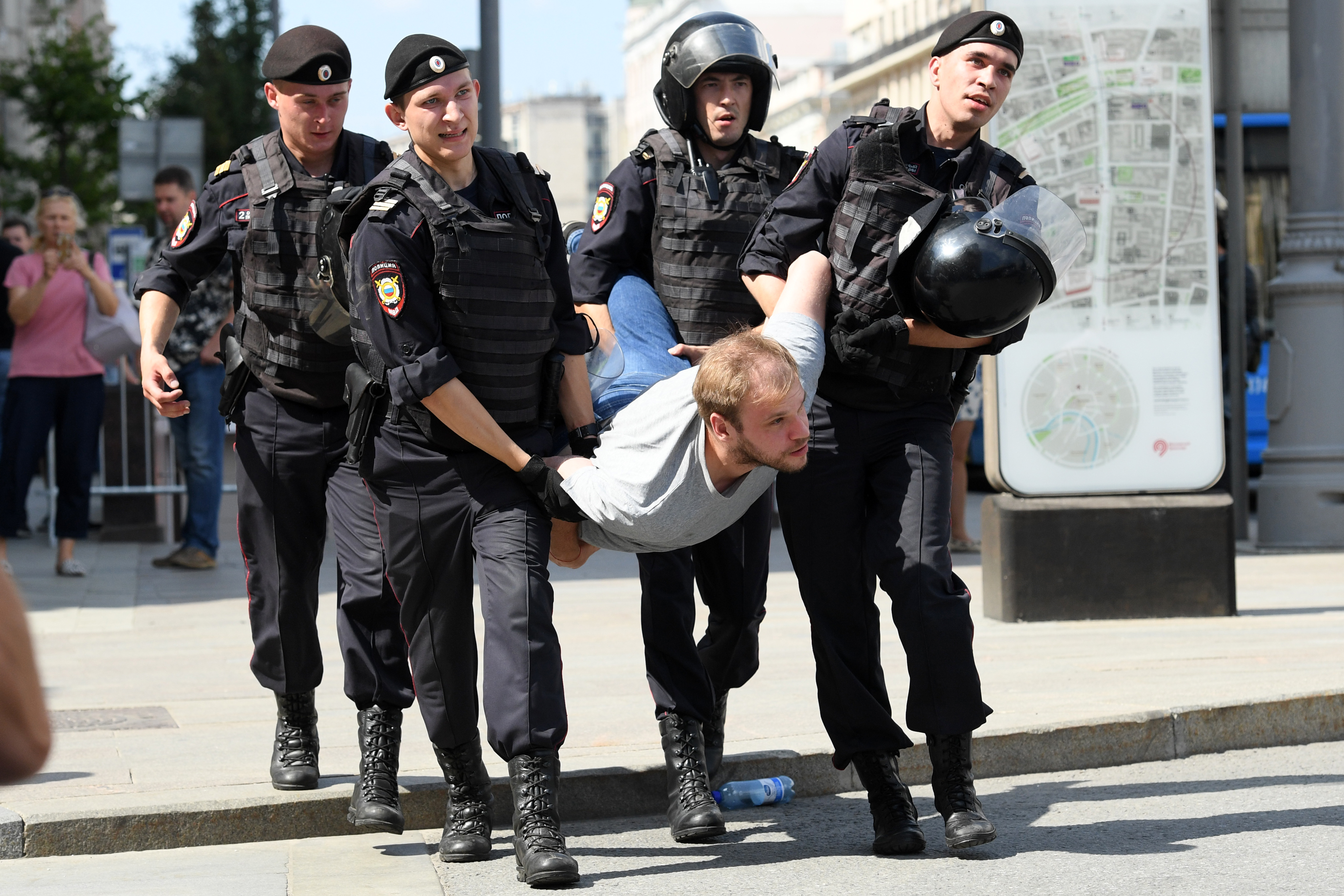 Sorra hurcolták el az orosz rendőrök a tiszta választásokért tüntetőket