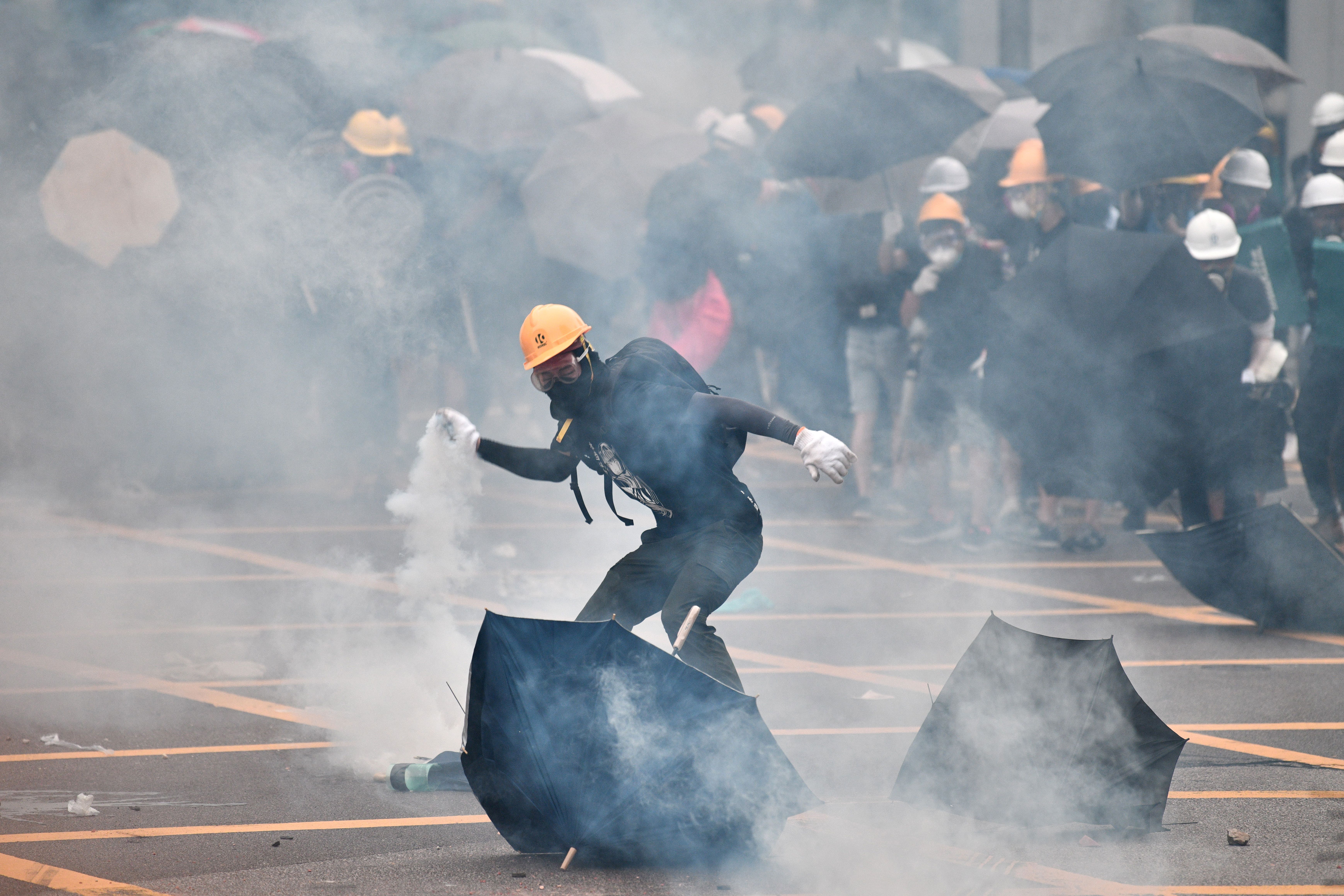 Gumilövedékkel mentek a rendőrök a tüntetőkre Hongkongban