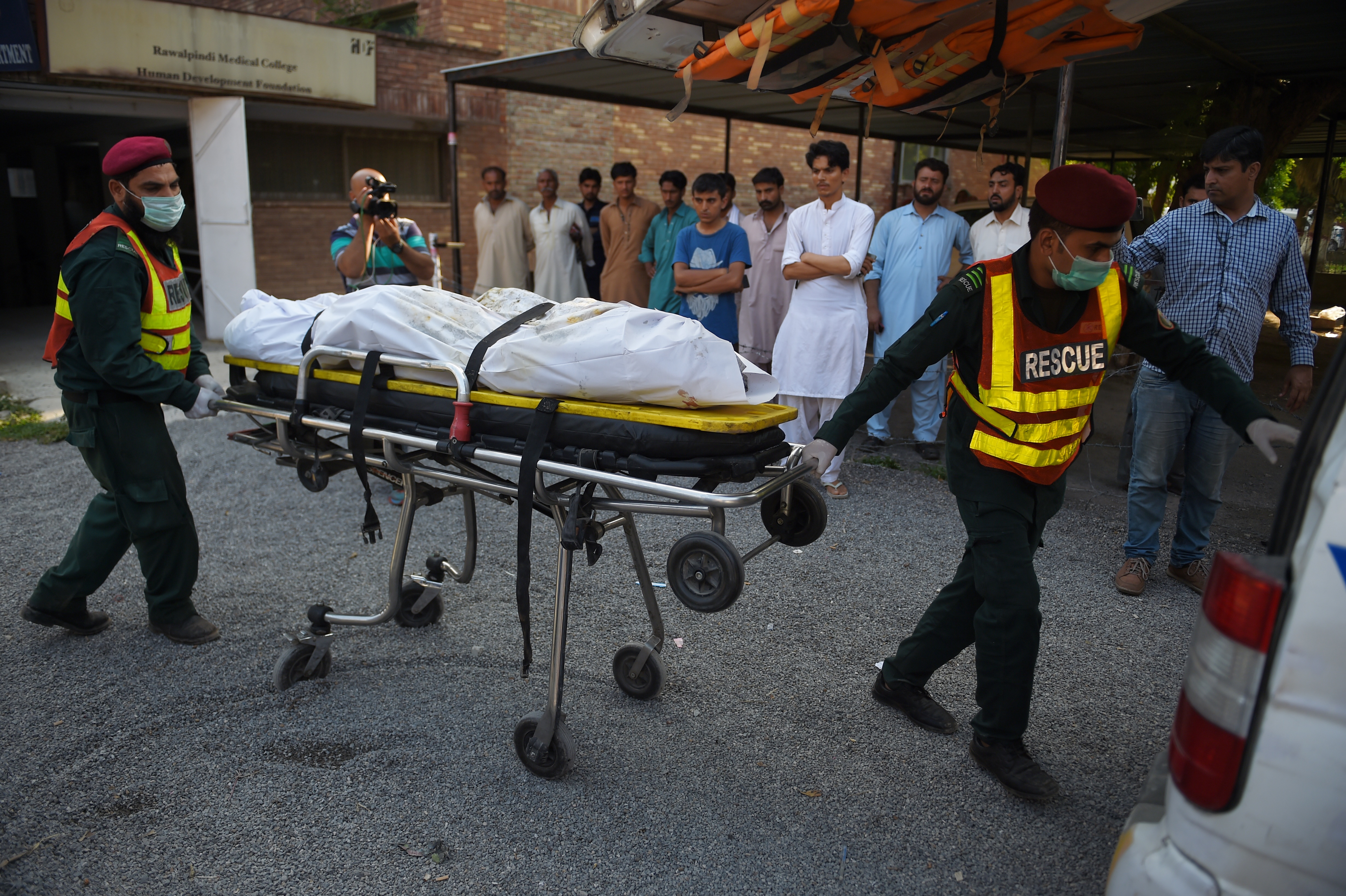 Lakóházakra zuhant egy katonai gép Pakisztánban