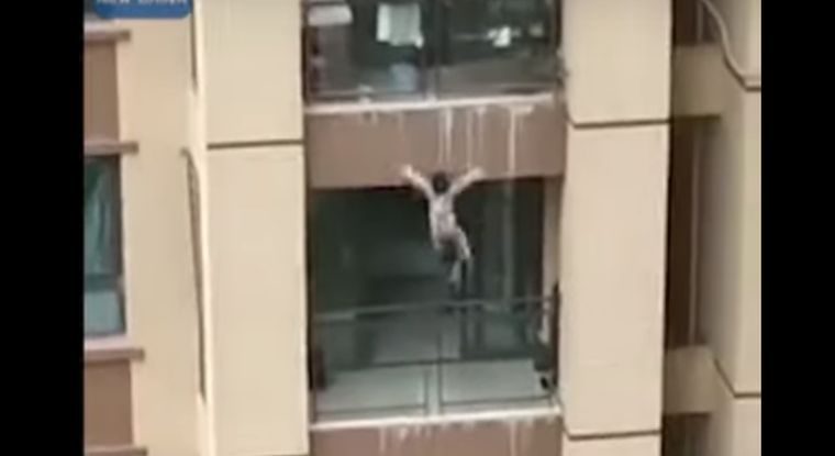Lepedővel kapták el a hatodik emeletről kizuhant kínai kisfiút
