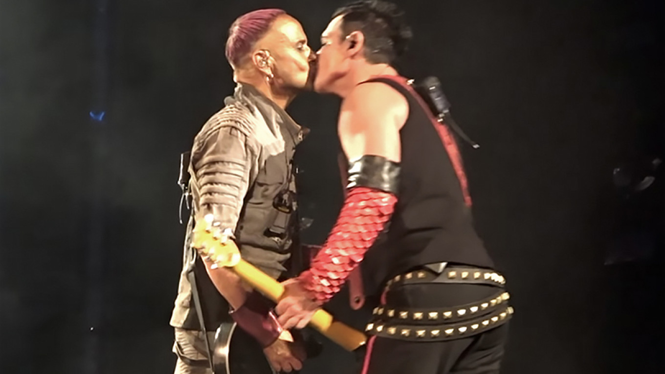 A Rammstein két gitárosa a színpadon csókolózott Moszkvában
