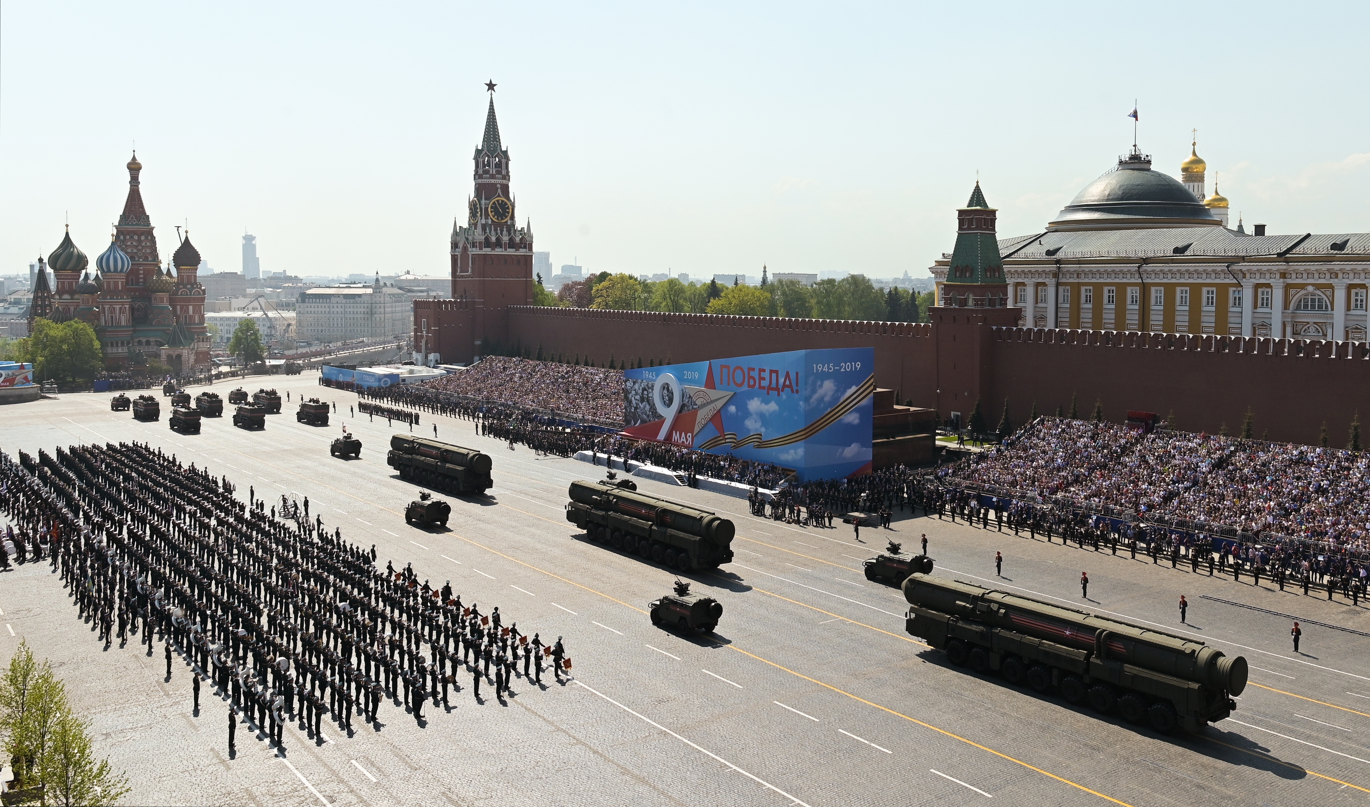 11-12 ezer kilométeres hatótávolságú RS-24 Yars interkontinentális ballisztikus rakétákkal parádéznak a moszkvai Vörös téren 2019 májusában