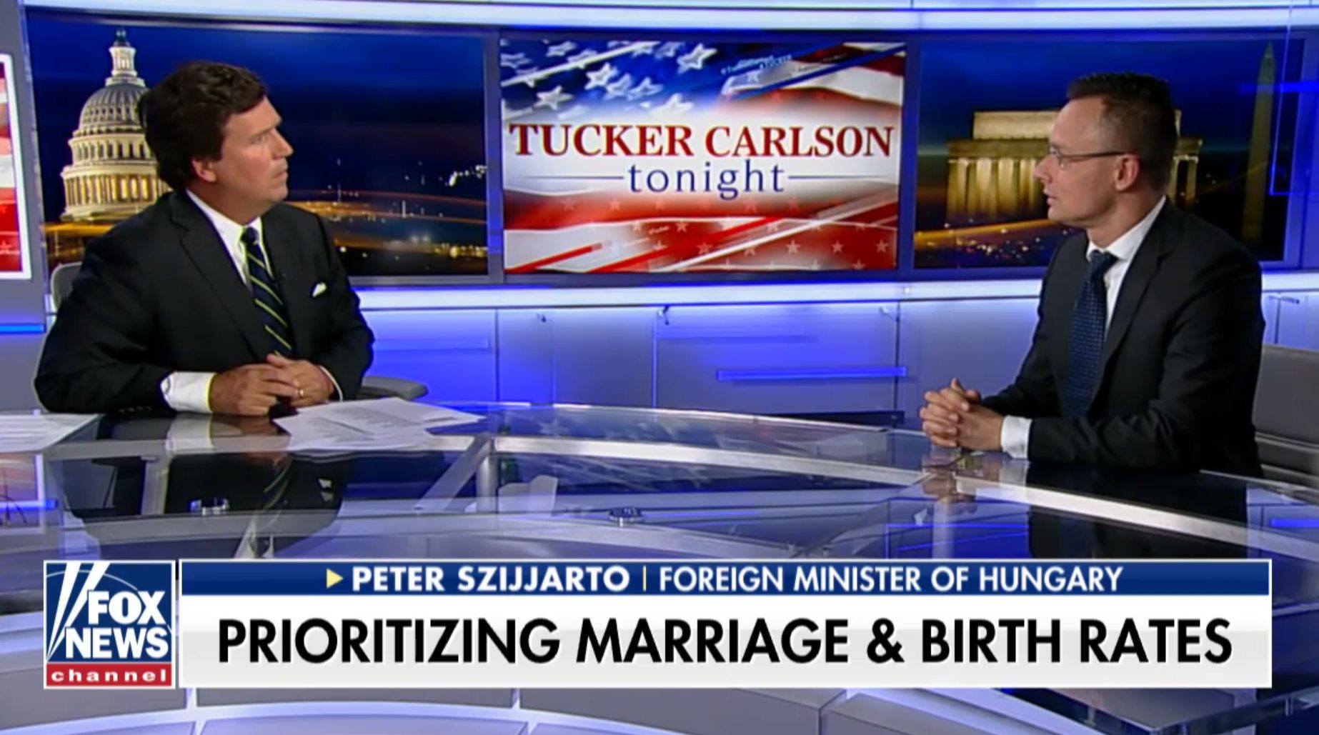 Szijjártó Péter (jobbra) Tucker Carlsonnal, Donald Trump egyik kedvenc tévésével, akivel az elnök gyakran telefonálgat is.