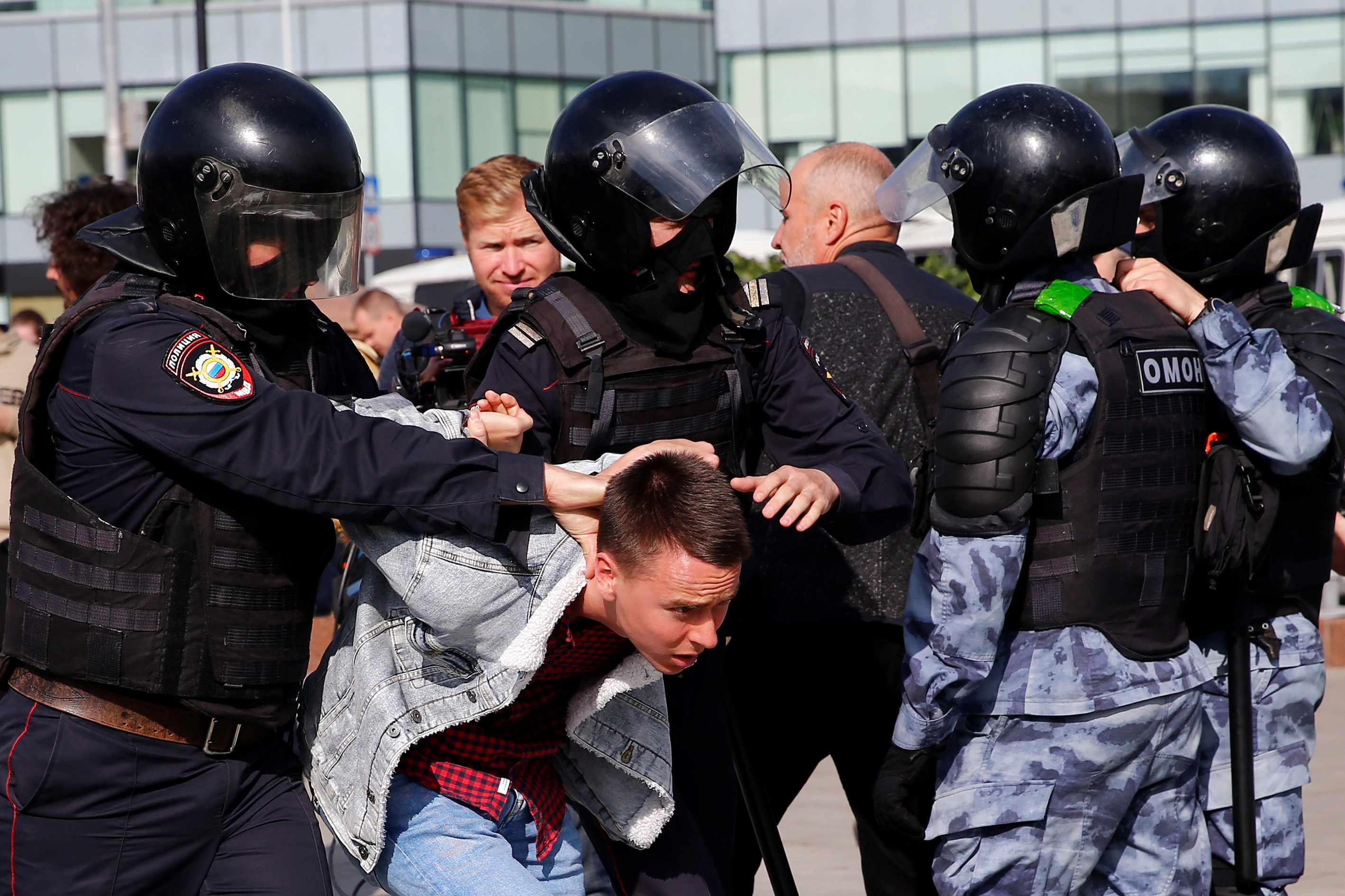 Több mint ezer tüntetőt tartóztattak le a szombaton Moszkvában