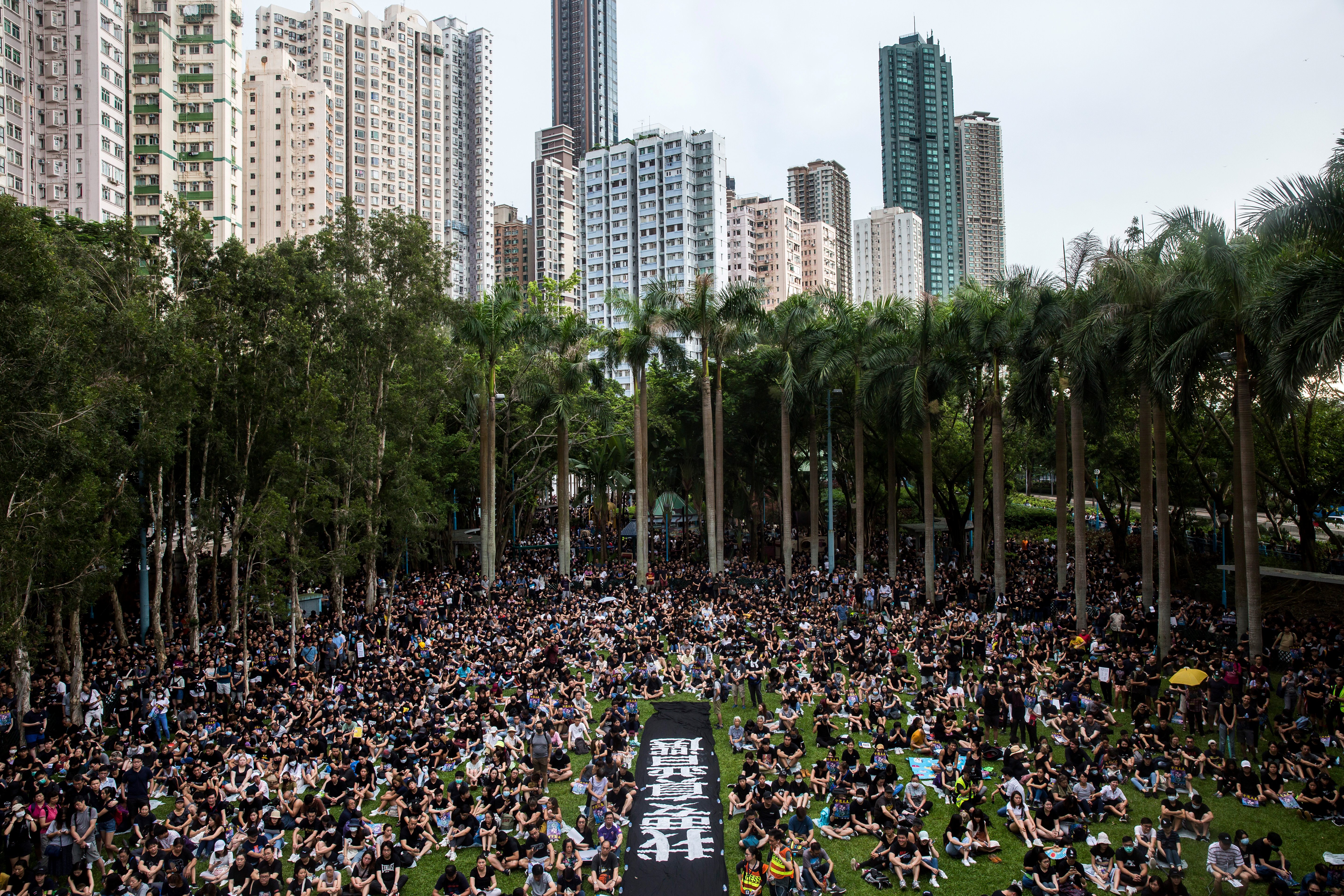 Általános sztrájkot hirdettek a hongkongi tüntetők, barikádokat emeltek az utakon