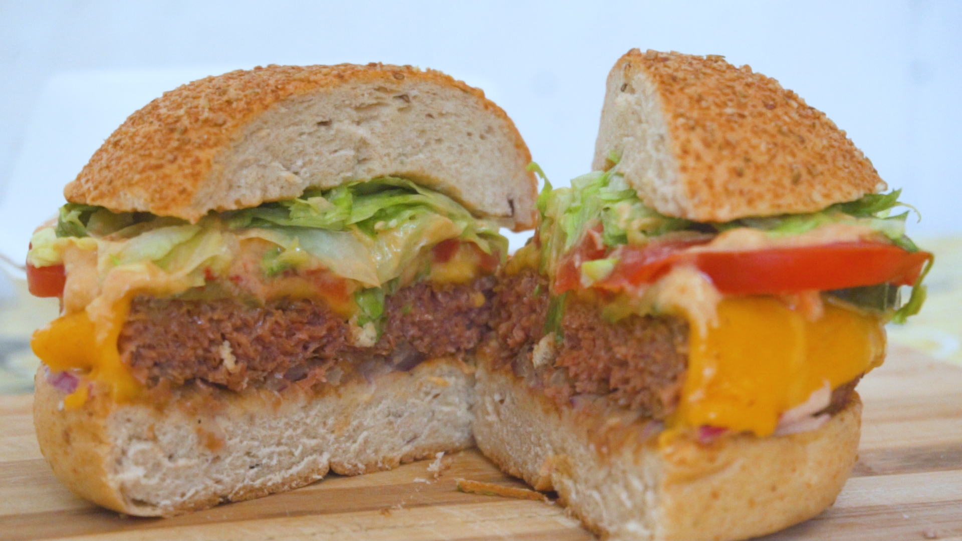 Már Budapesten is kapható a műhúsburger, de vajon jobb, mint amit a Mekiben vagy a Burger Kingben adnak?