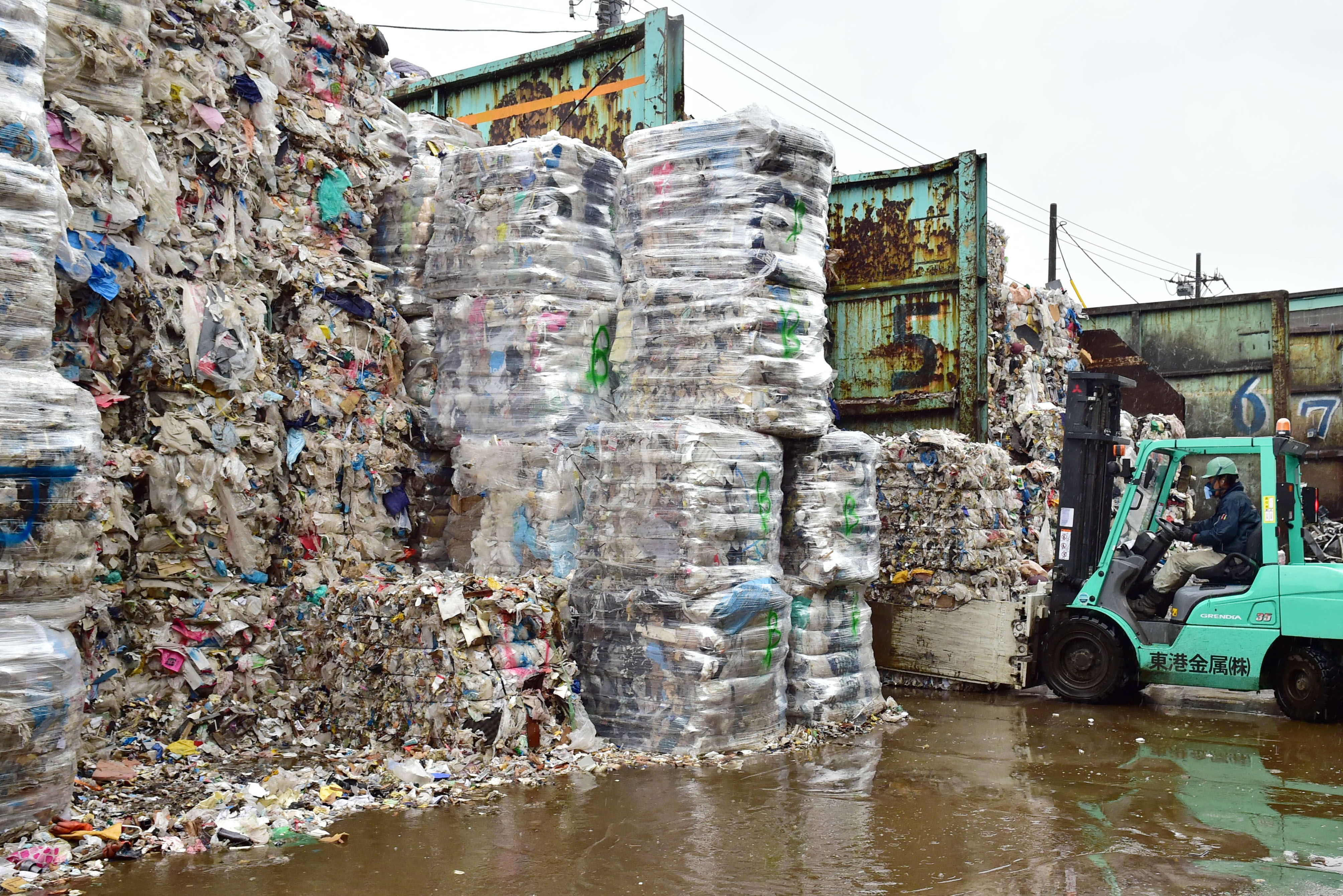 Az olasz rendőrség lecsapott a műanyag-újrahasznosító maffiára