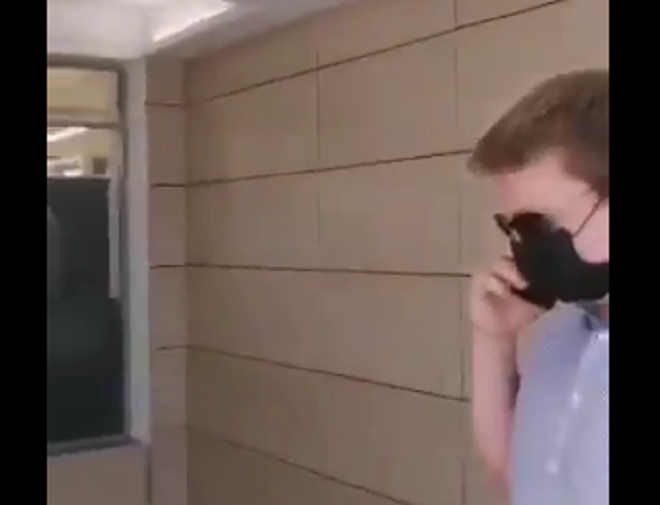 Miután az orosz ellenzékiek elkezdték arcról azonosítani a rájuk küldött rendőröket, ma már különös szadomazo maszkokban mentek a hatóságok Navalnij irodájához