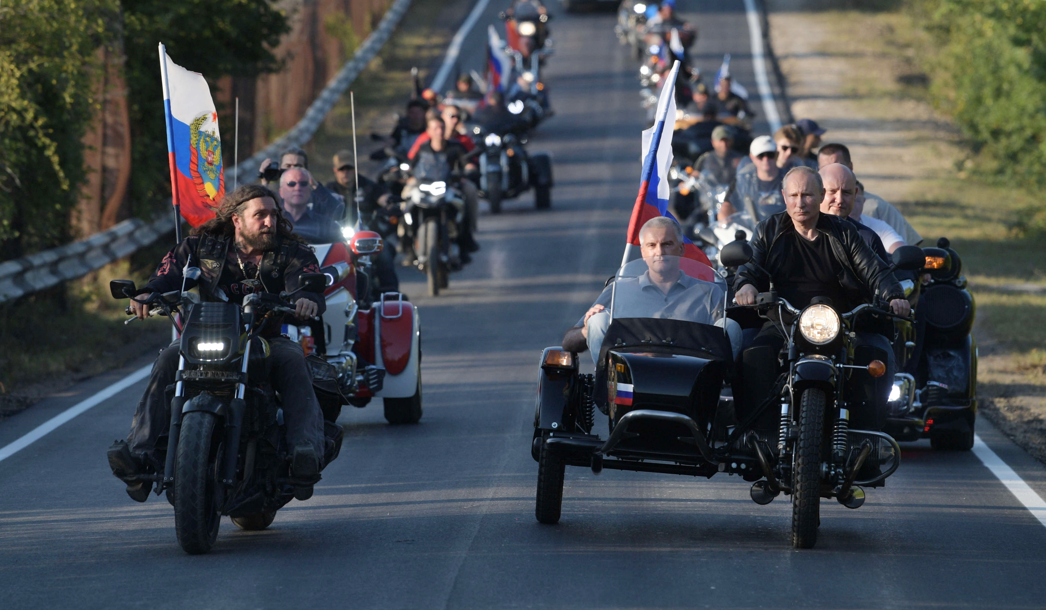 Putyin az Éjszakai Farkasokkal motorozott a Krímben