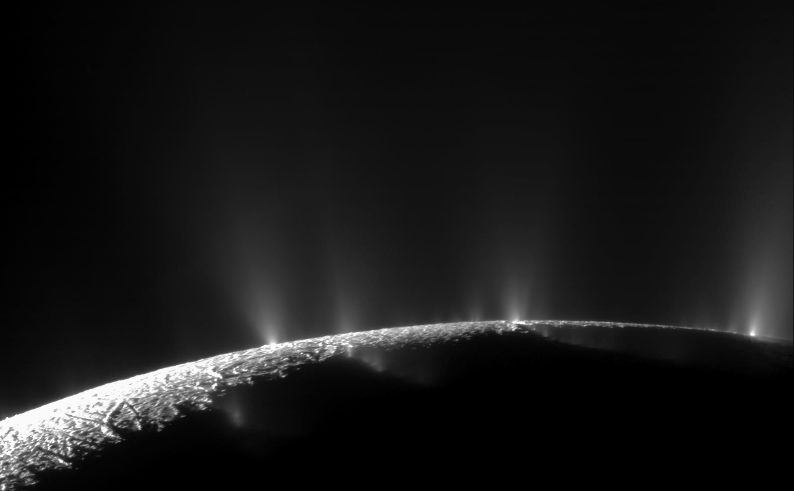 A Cassini-űrszonda által az Enceladus gejzírjeiről készített 2010-es felvétel