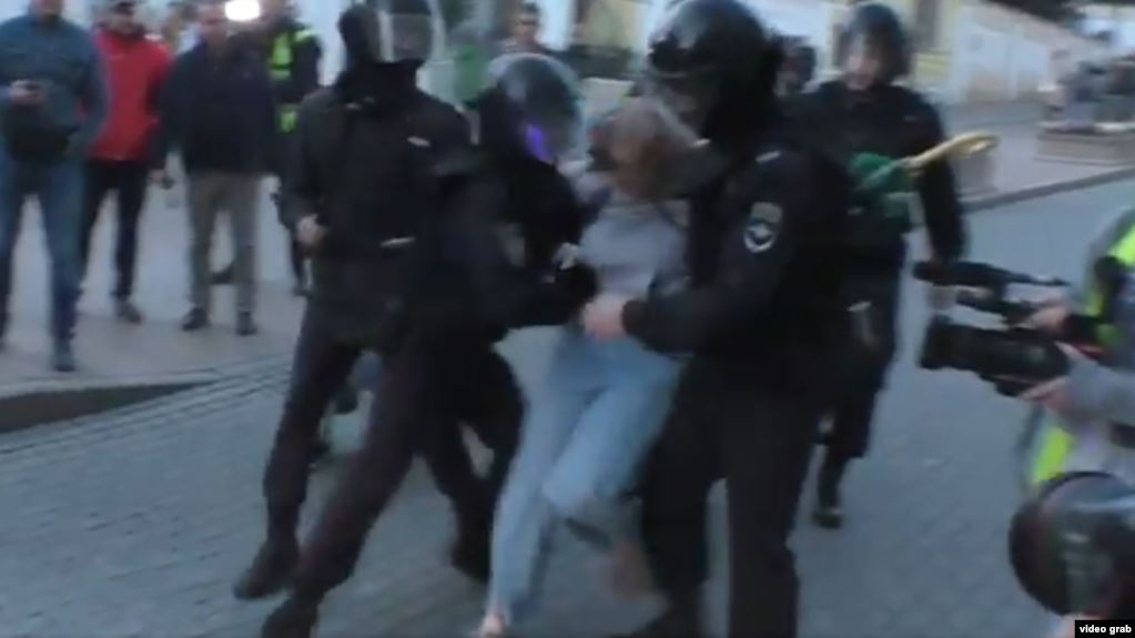 Százezer rubelt kap, aki felfedi a fiatal nőt gyomorszájon vágó maszkos rendőr kilétét