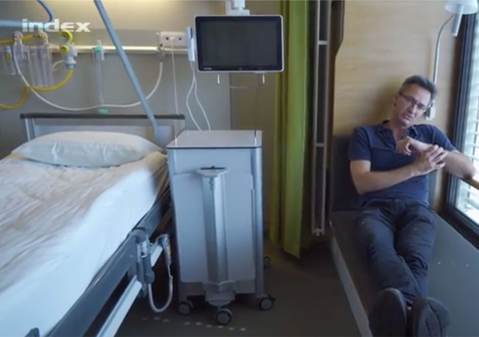 Az indexes Joób Sándor bemutat egy kétágyas bécsi kórházi szobát. A jobboldali ágy nem a második ágy, hanem egy plusz heverő, ha a fekvőbeteg az ablakon szeretne bámészkodni, itt megteheti.