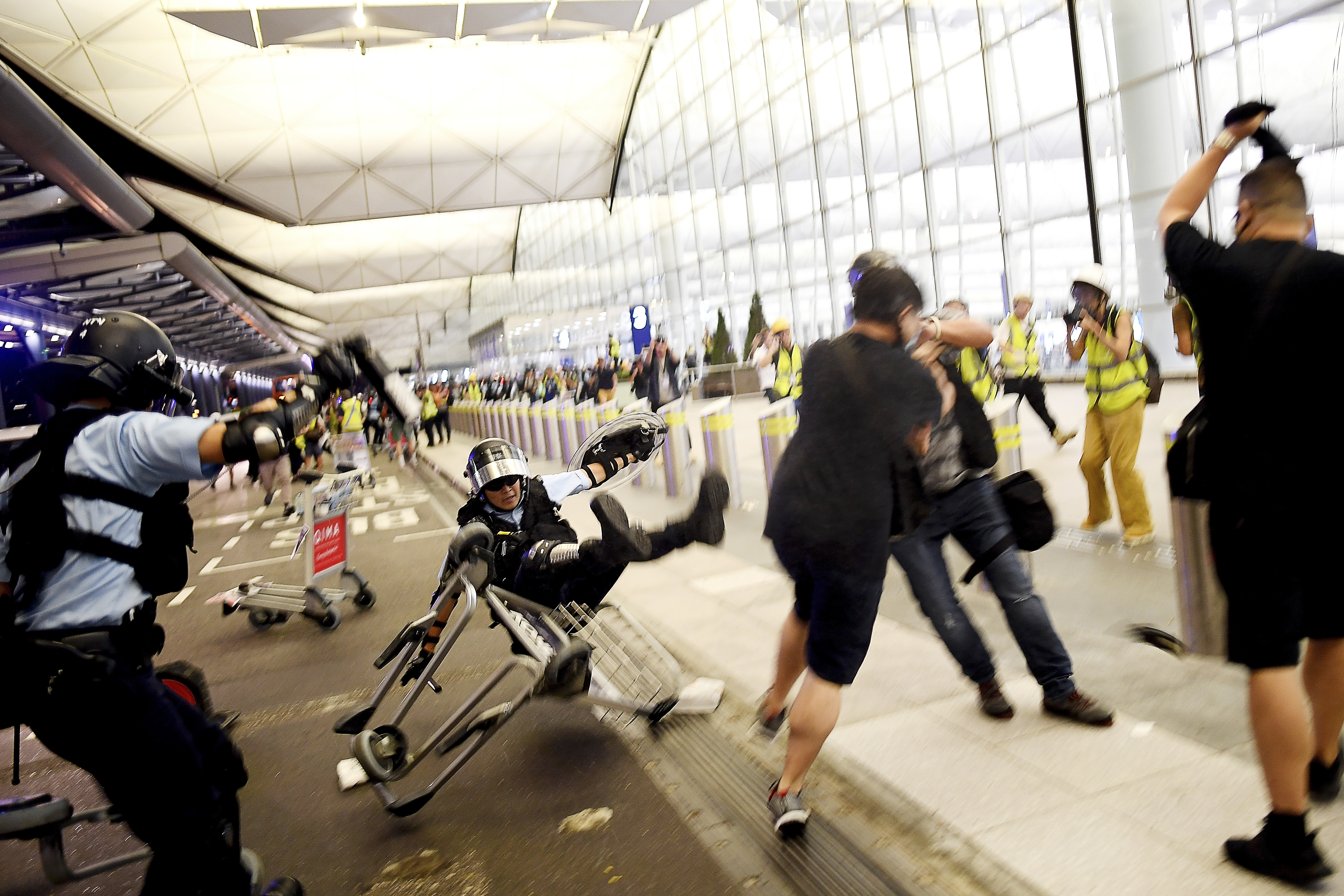Összecsaptak a rendőrök a tüntetőkkel a hongkongi reptéren