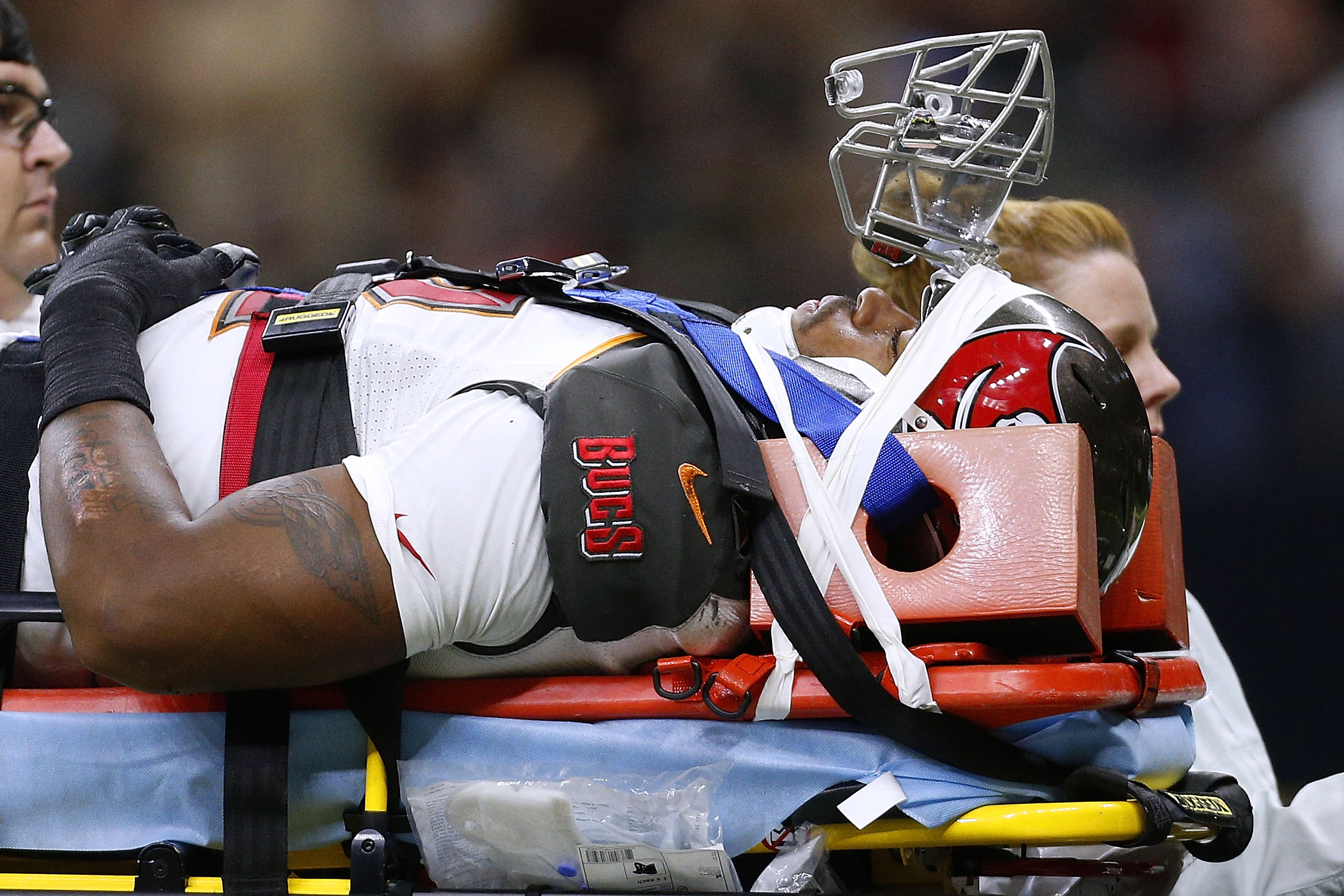 Sérült amerikai focista (William Gholston) hordágyra rögzítve 2017 őszén New Orleans-i Mercedes-Benz Superdome-ban