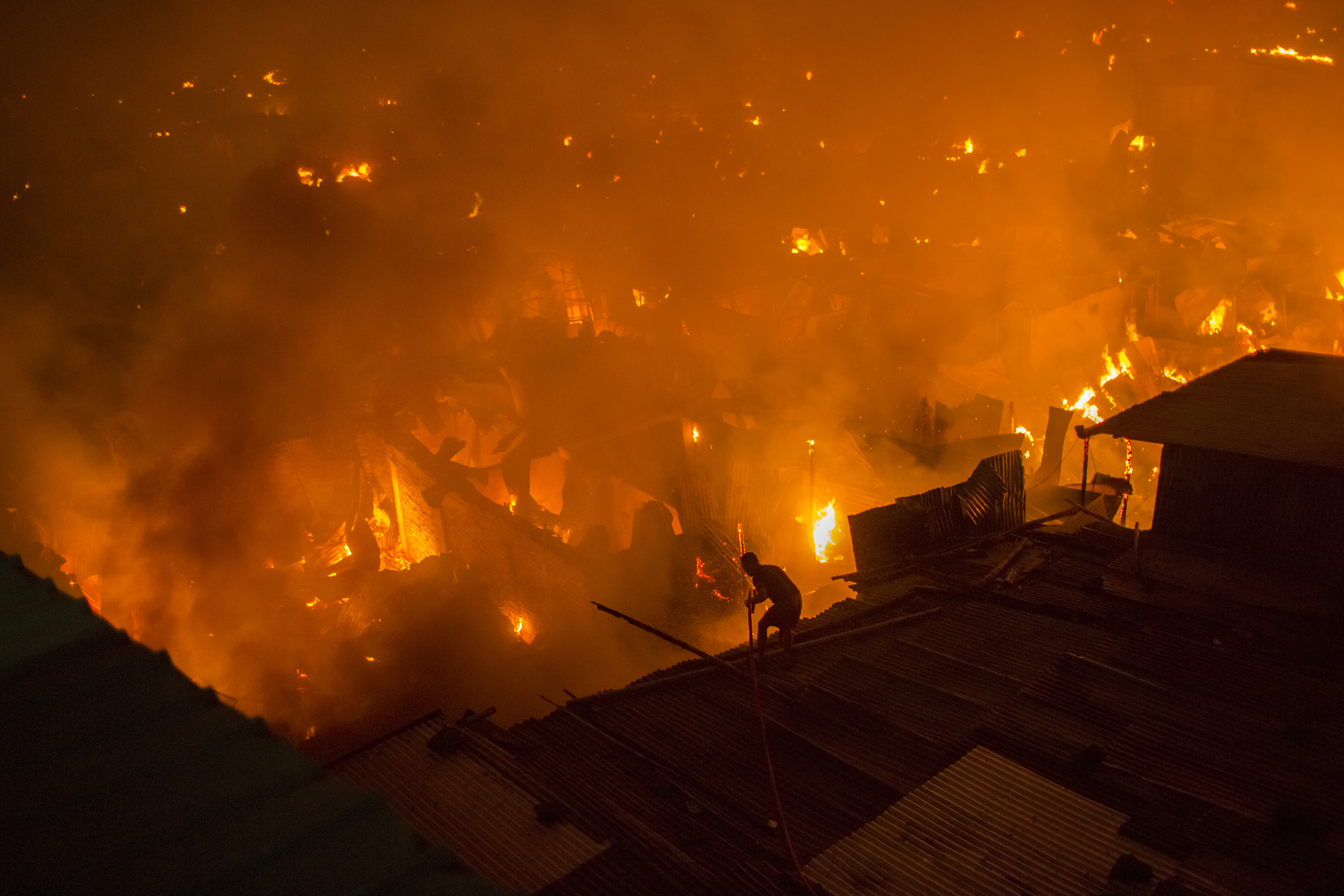 50 ezer ember veszítette el otthonát a Dakka szegénynegyedében pusztító tűzvészben