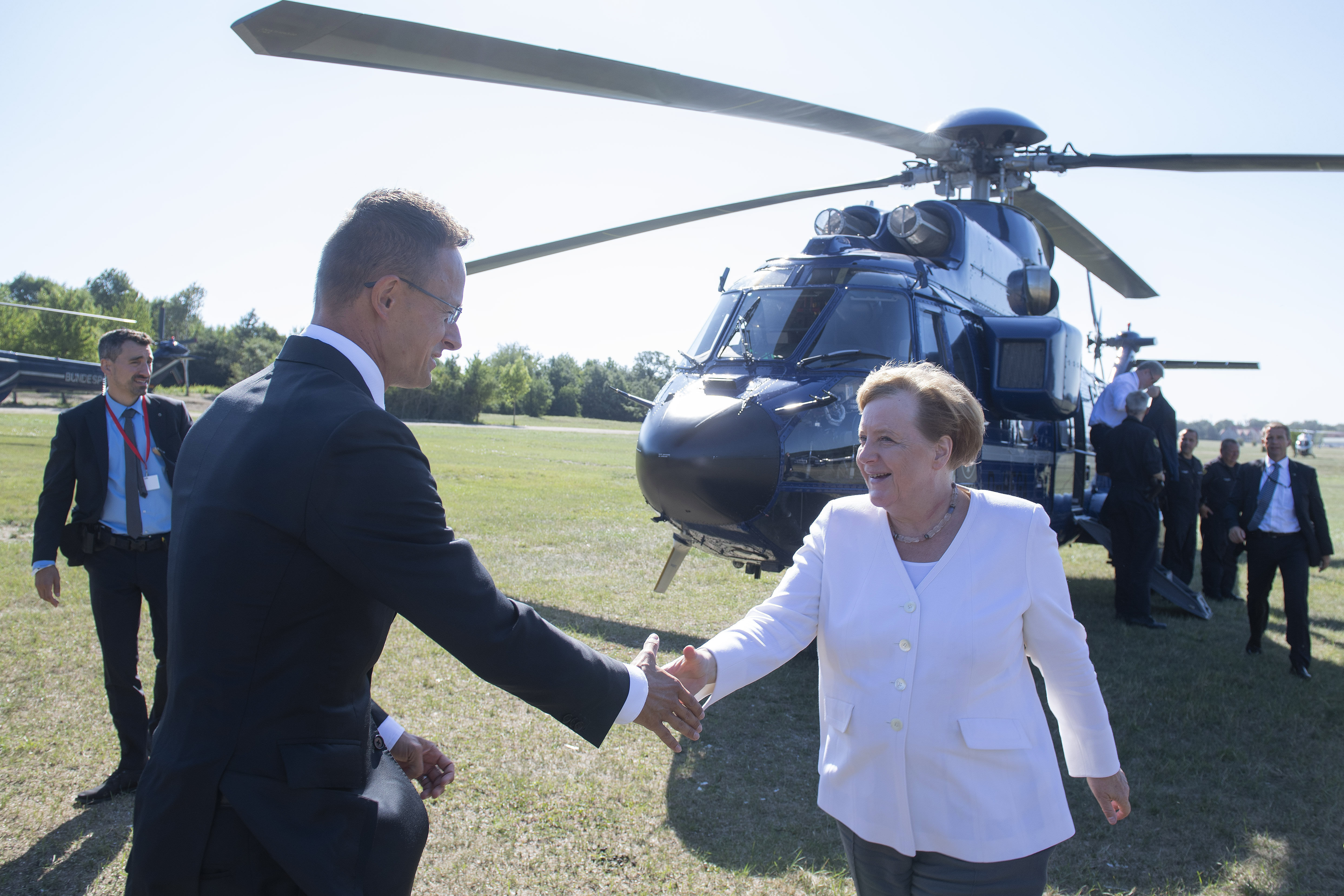 Szijjártó Péter (b2) Angela Merkellel (középen) Sopron határában.