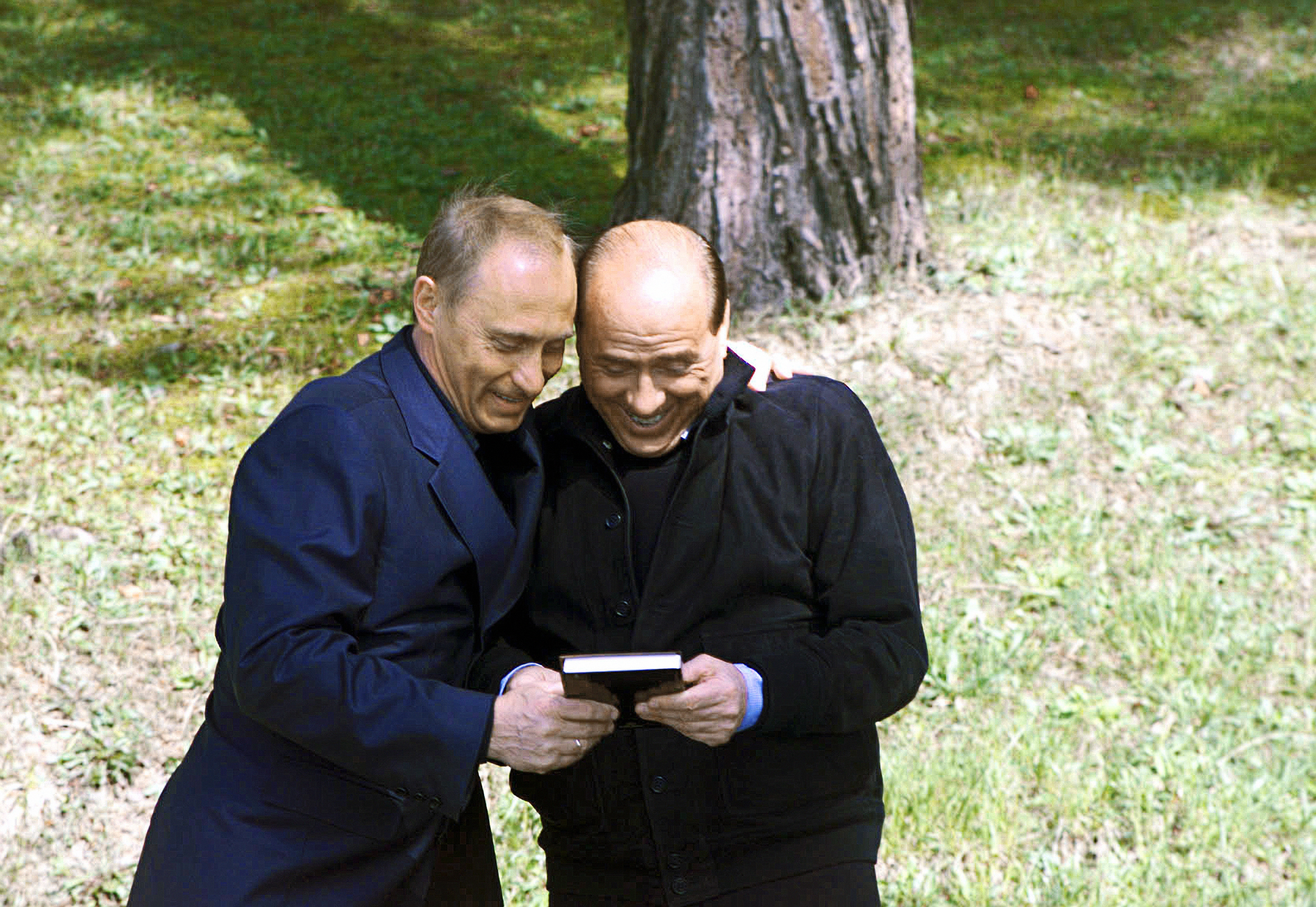 Berlusconi és Putyin egy informális találkozón Szocsiban 2002-ben
