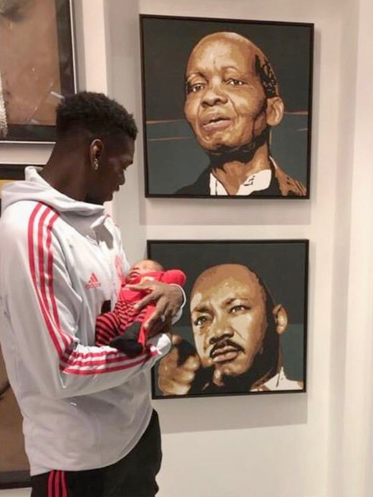 Pogba olyan fotóval reagált az őt ért rasszista támadásokra, amin a kisgyerekét a karjában tartva Martin Luther King portréját nézi