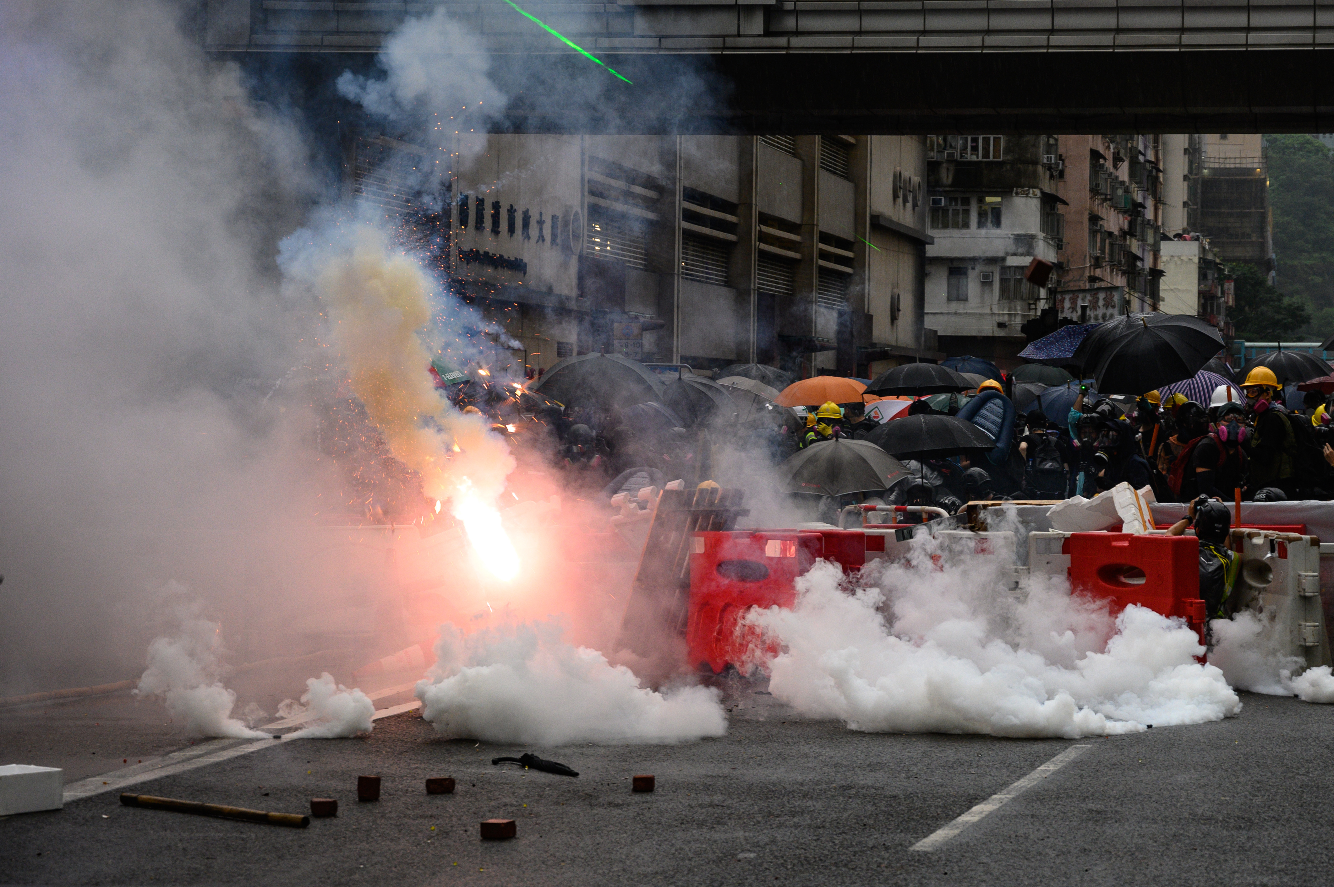 Vízágyúkat is bevetettek a tüntetők ellen Hongkongban