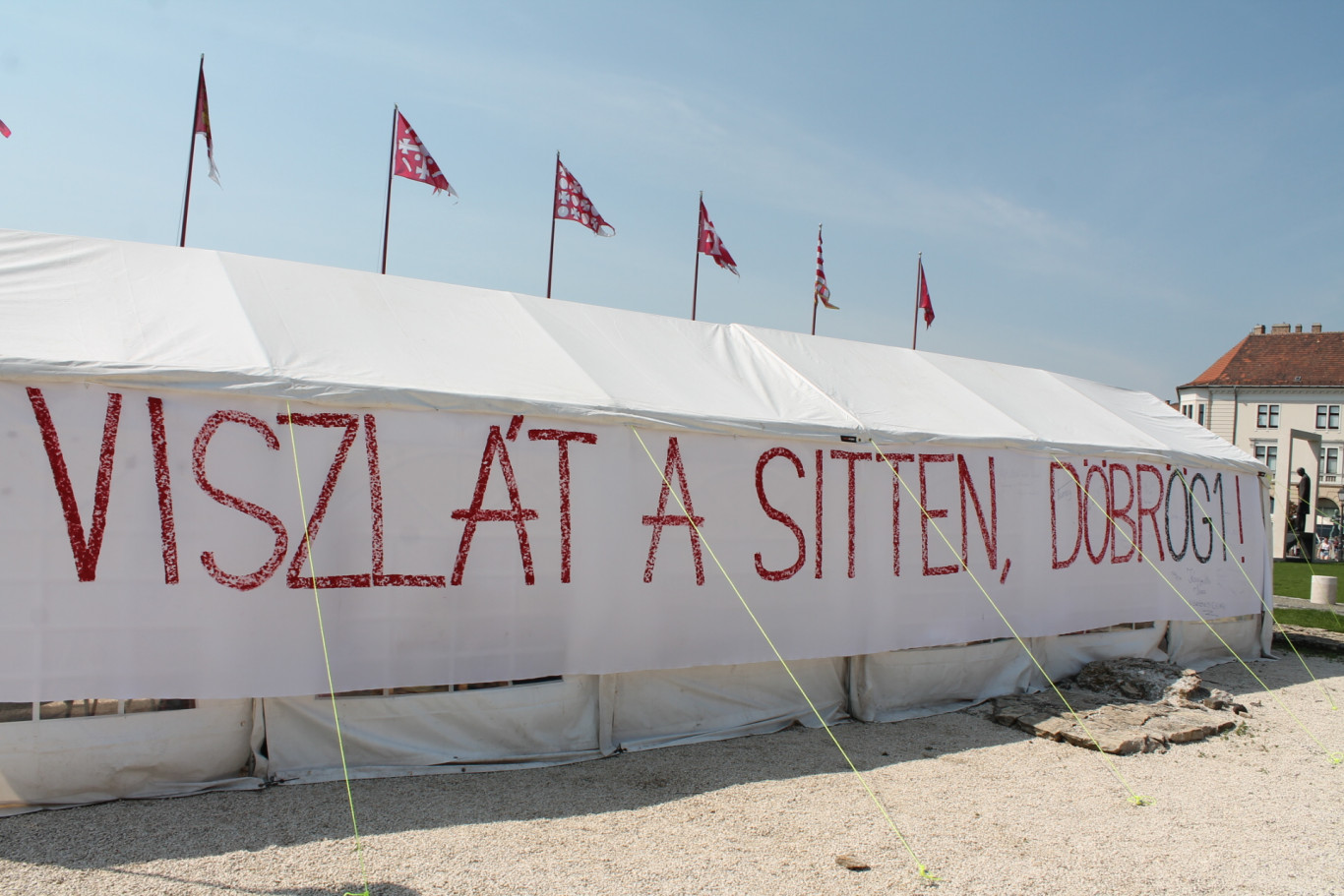 Nagy betűkkel írták fel Orbán irodája elé: „Viszlát a sitten, Döbrögi”