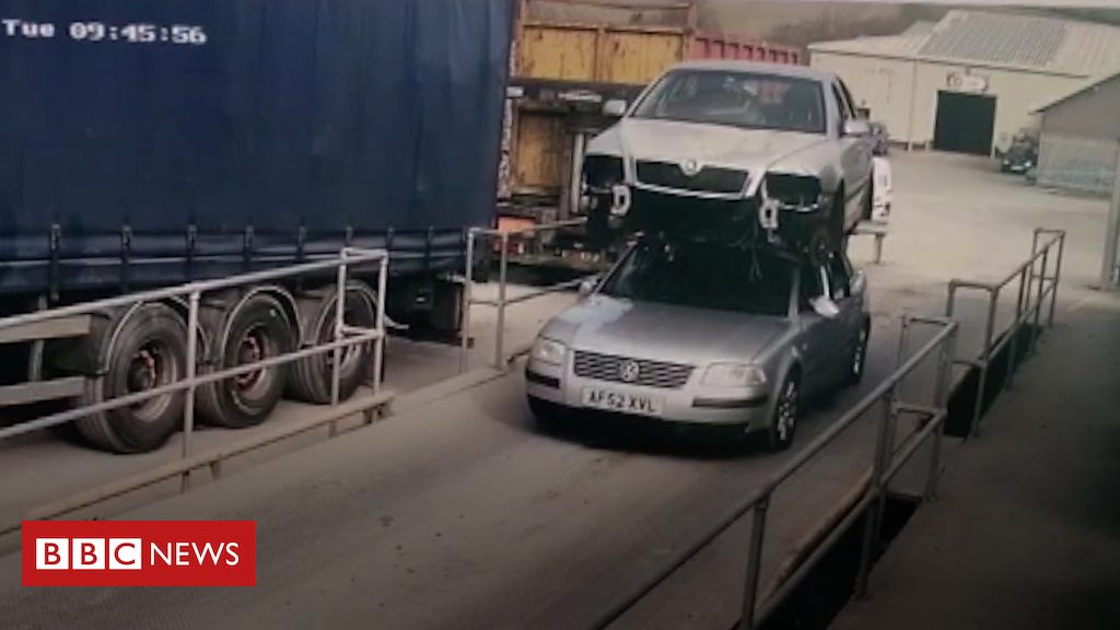 Megbírságolták a walesi sofőrt, aki autója tetején szállított egy másik autót
