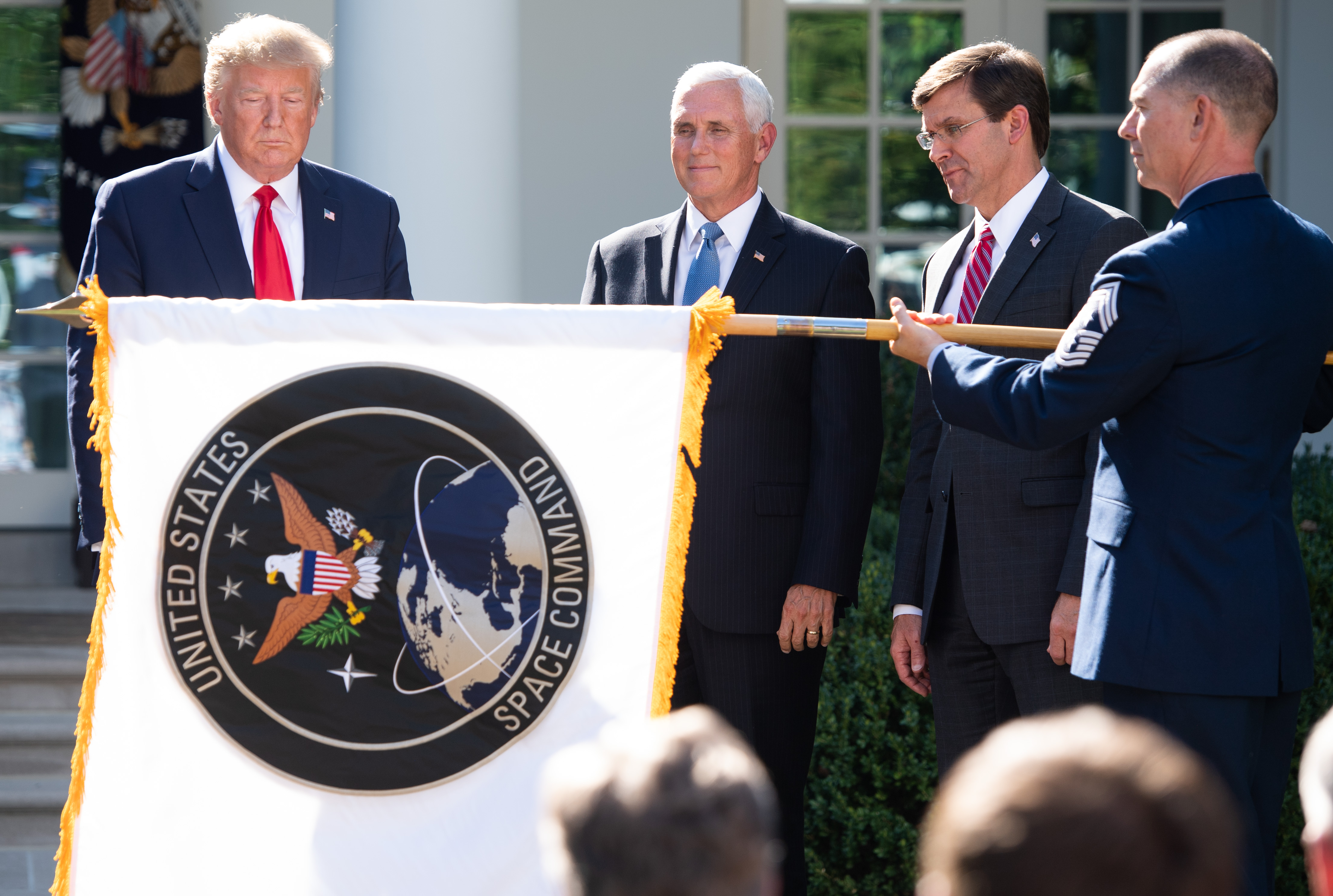 Donald Trump elnök, Mike Pence alelnök és Mark Esper védelmi miniszter az USA űrparancsnokságának megalapításán