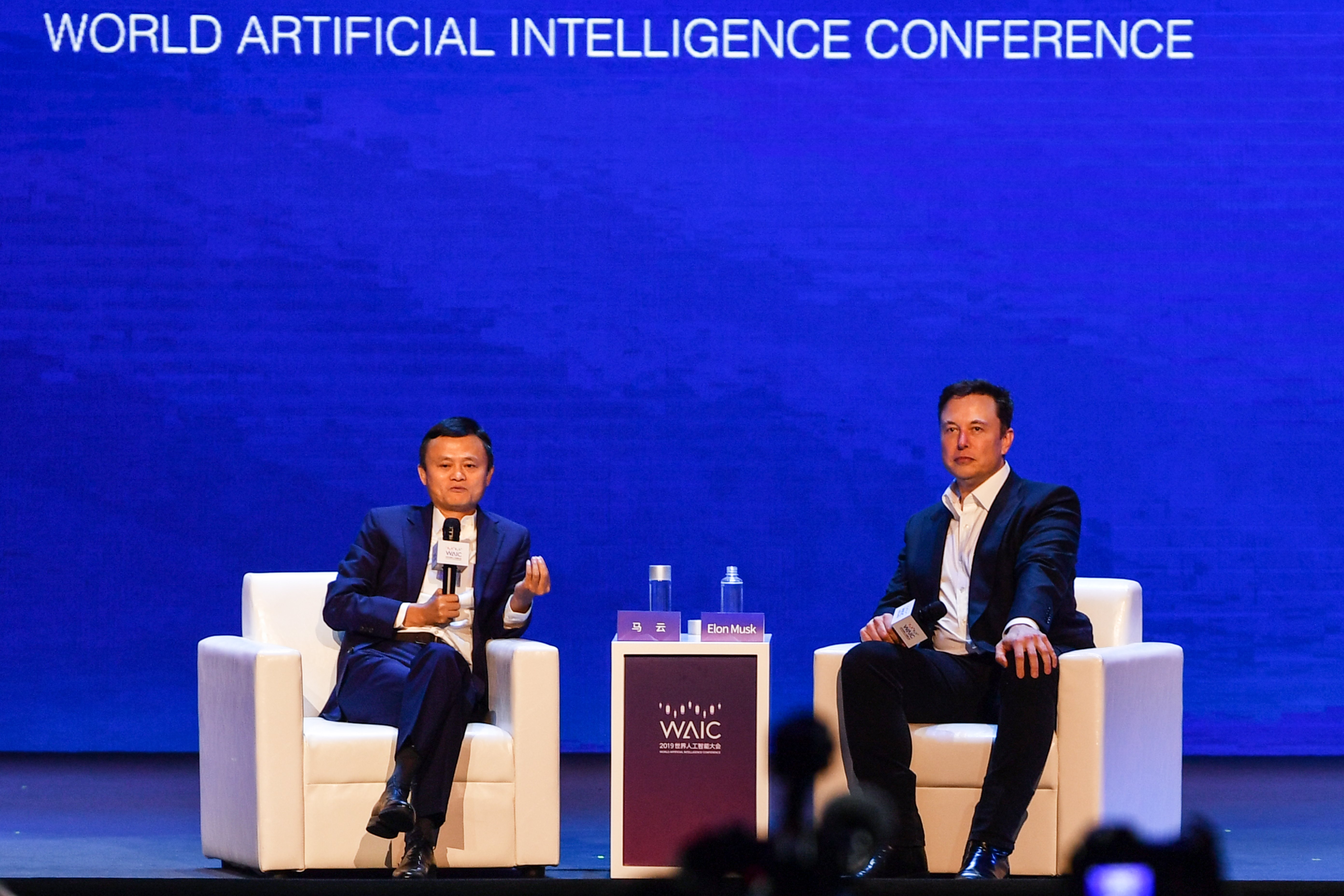 Jack Ma és Elon Musk a sanghaji Mesterséges Intelligencia Világkonferencián, 2019. augusztus 29-én