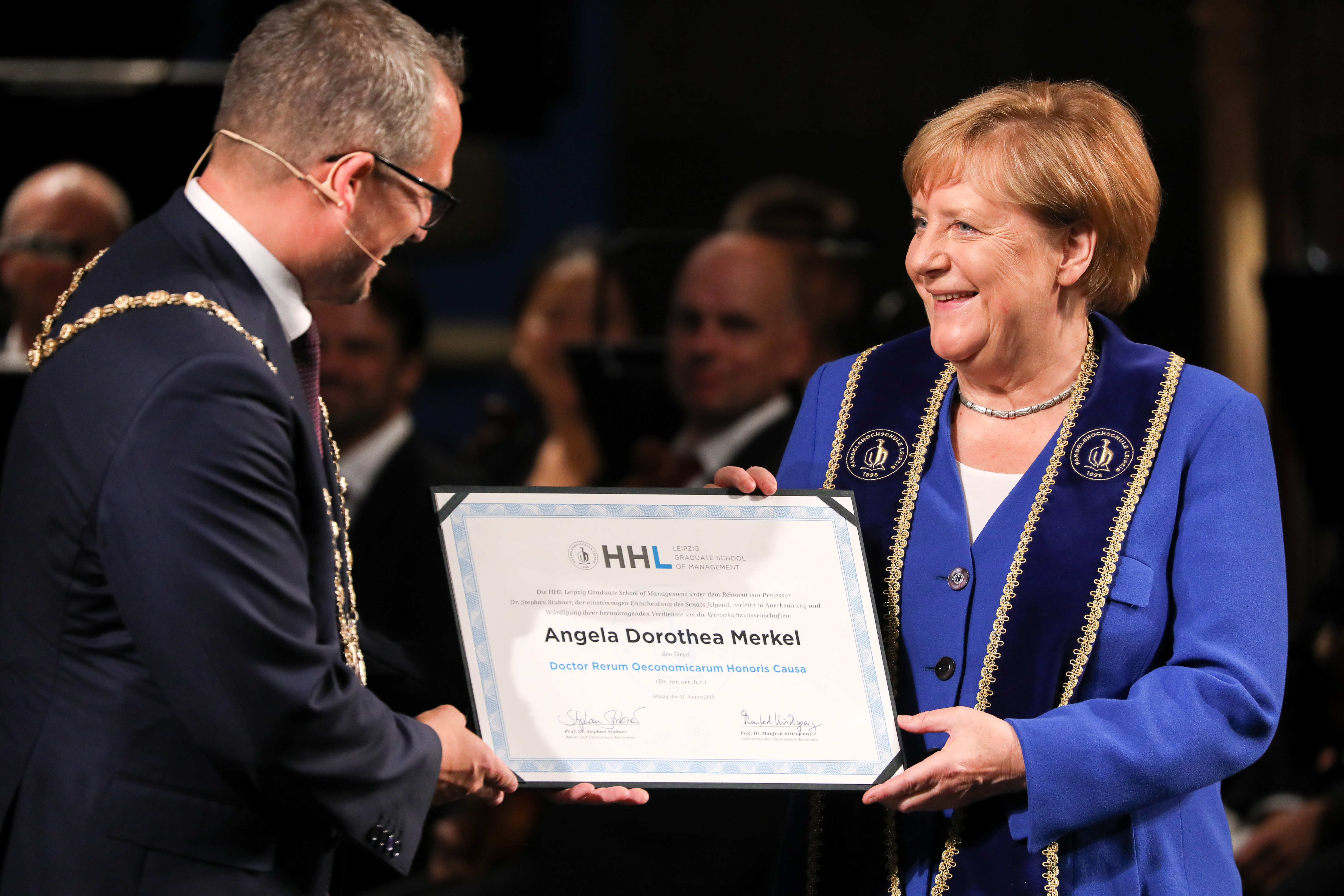 Angela Merkel átvette a 17. díszdoktori címét
