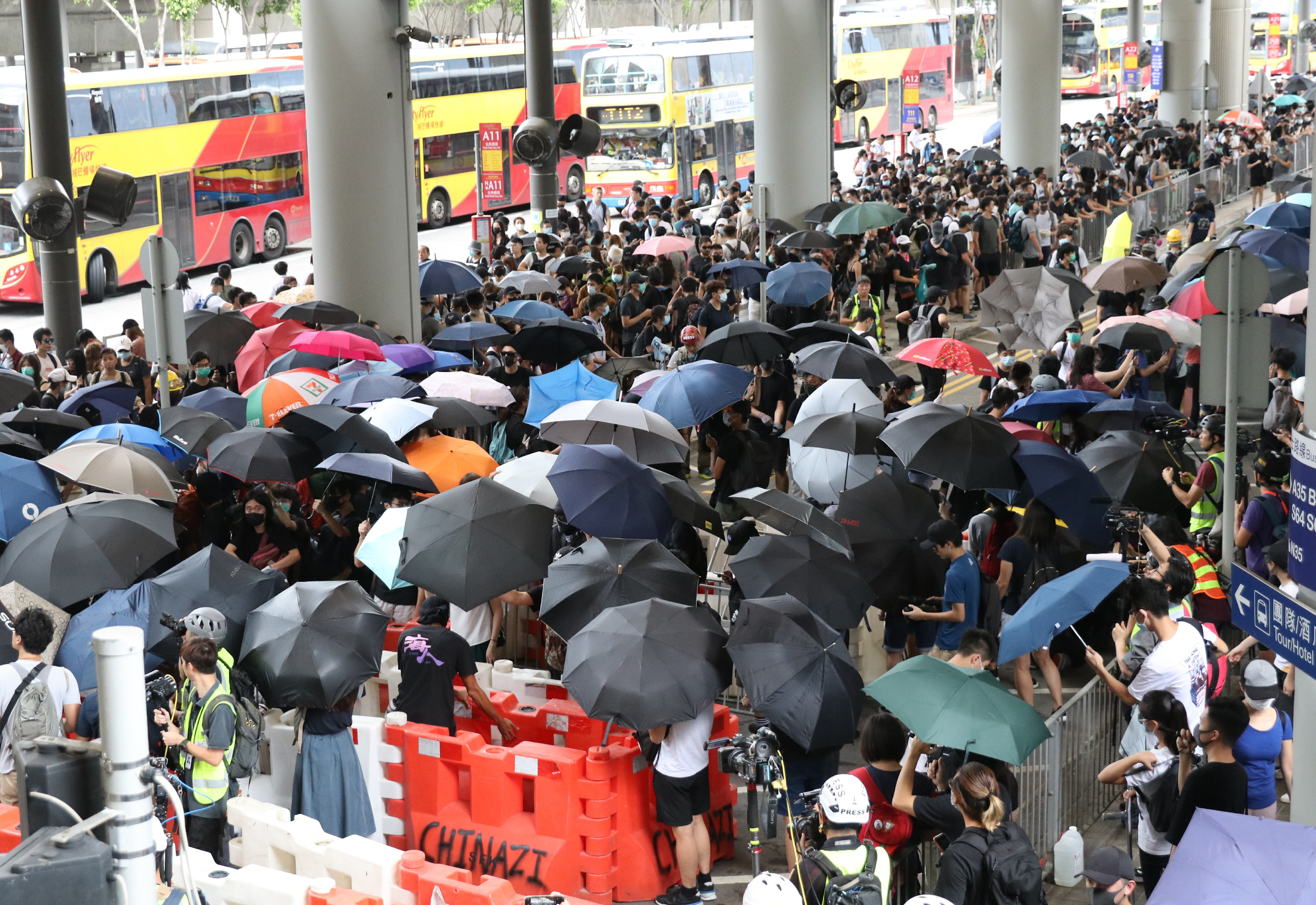 A tüntetők megint körülvették a hongkongi repteret