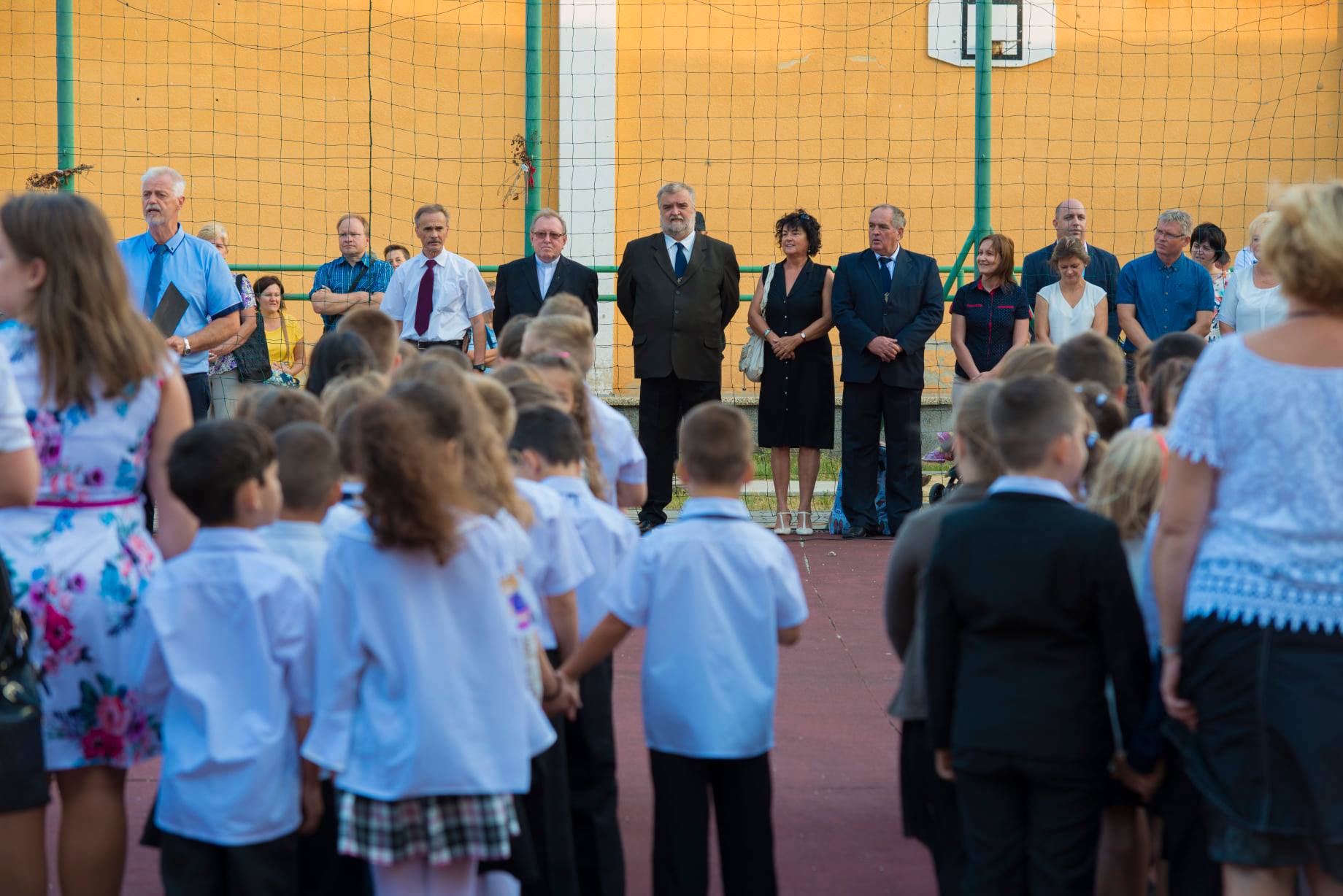 Végh László, Sümeg fideszes polgármestere megnyitja a tanévet a helyi általános iskolában 2019. szeptember 2-án.