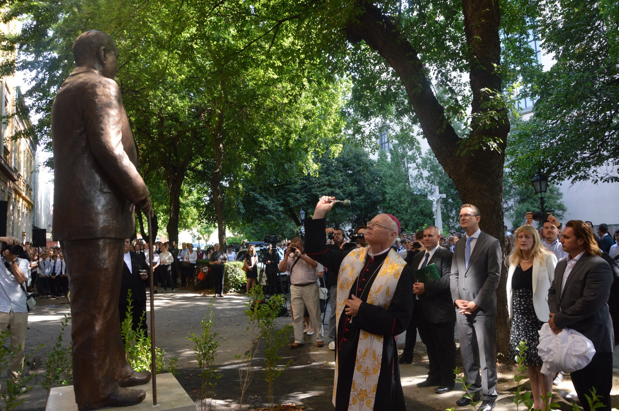 Tiltakozik a Mazsihisz, amiért Rétvári Bence és Schmidt Mária egy antiszemita szerzetesnek állítottak szobrot