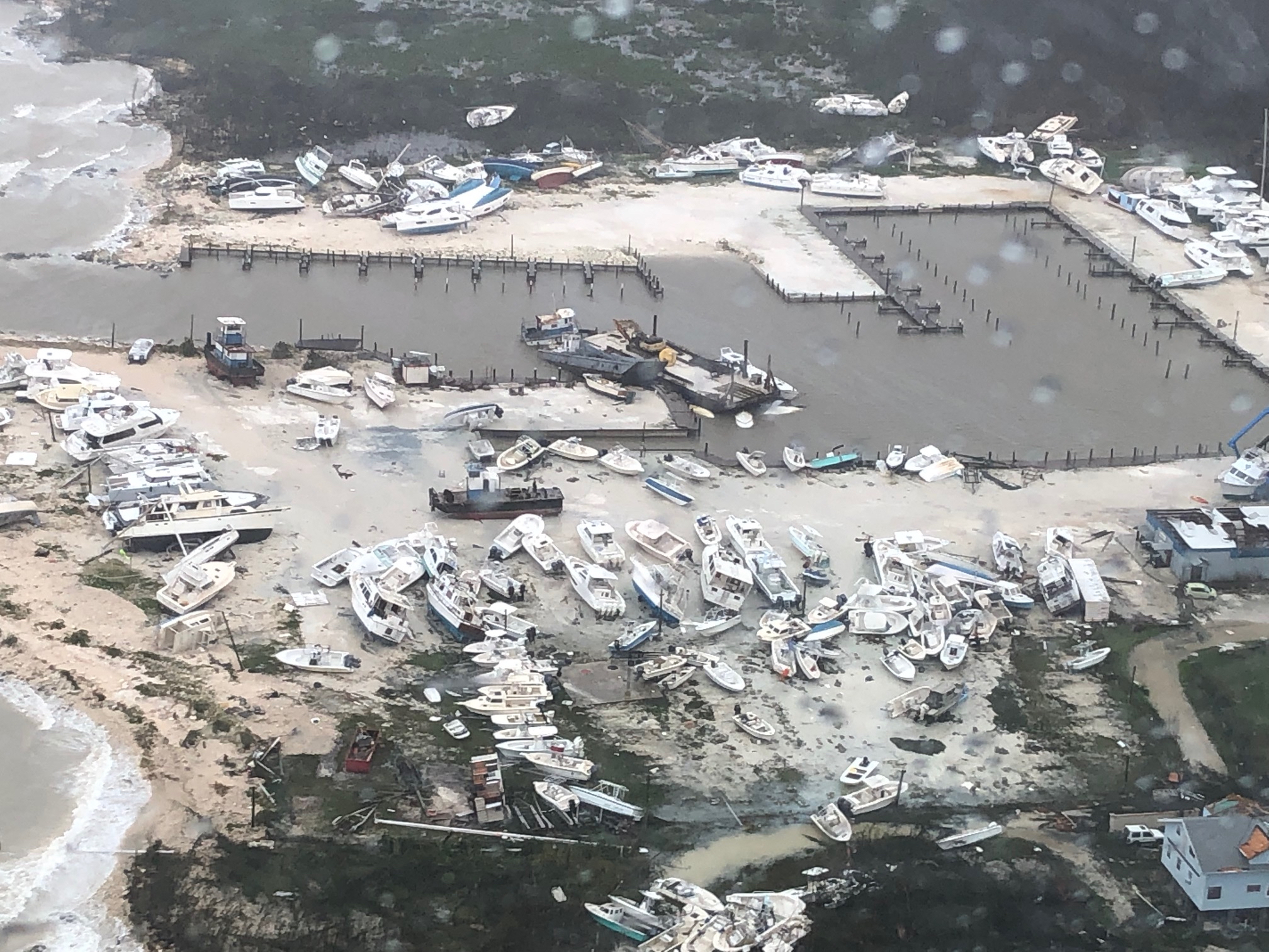 Itt vannak az első képek és videók a Dorian hurrikán pusztításáról