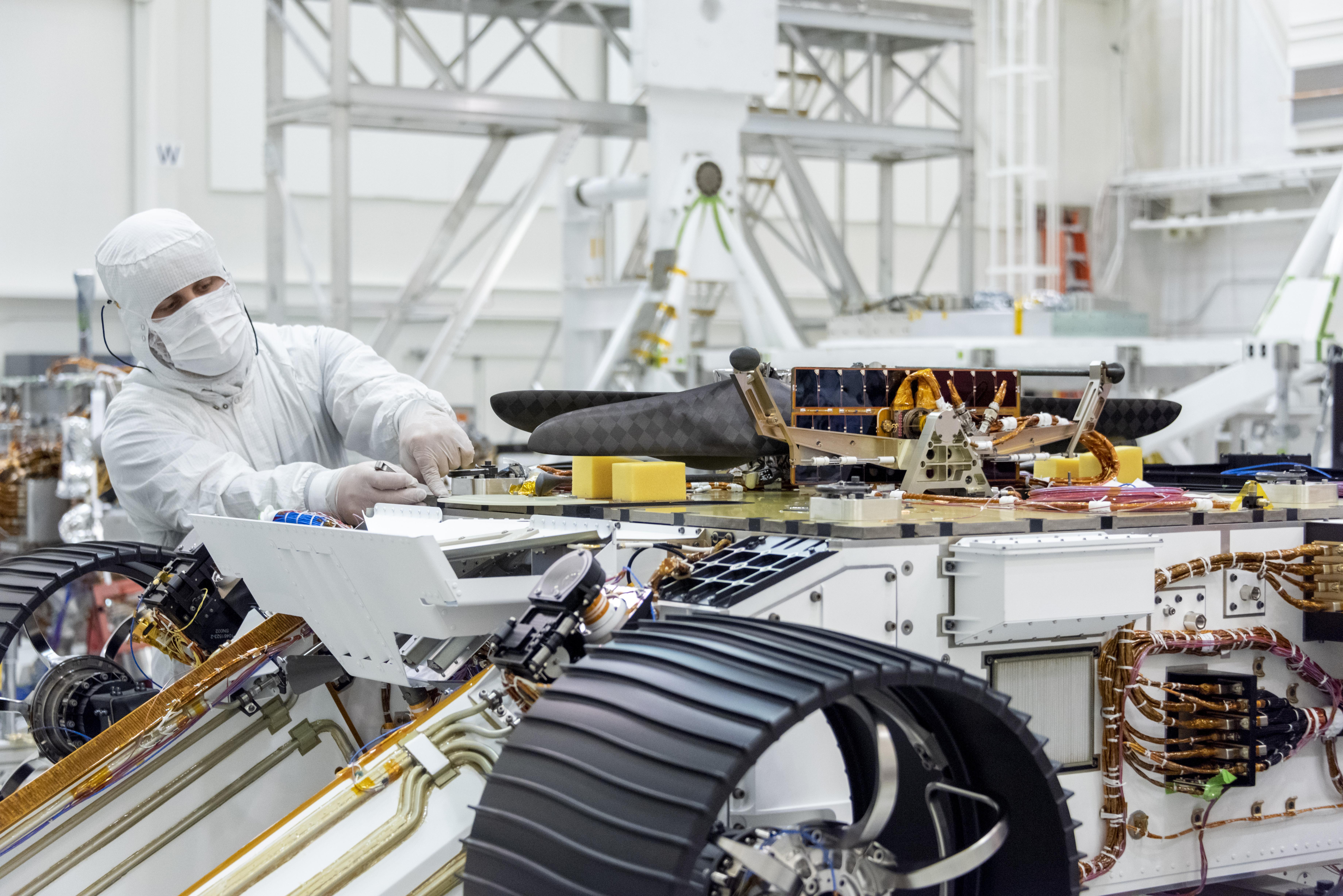 A Mars Helikopter integrációja a Mars 2020 marsjáróval a JPL kutatóintézet összeszerelő laborjában.
