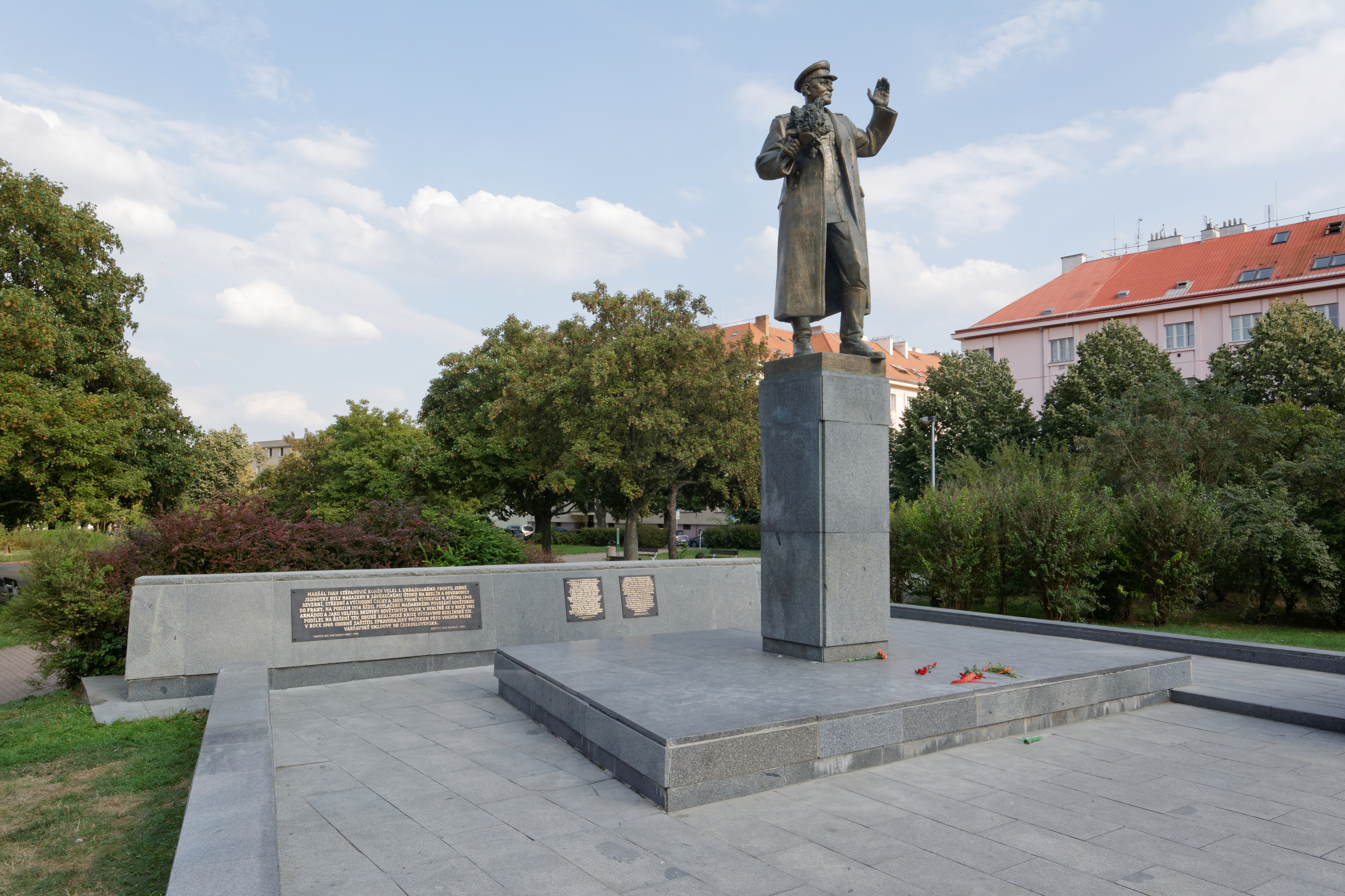 A csehek elköltöztetnék a szovjet marsall szobrát, az oroszok tiltakoznak, a csehek a tiltakozás ellen tiltakoznak
