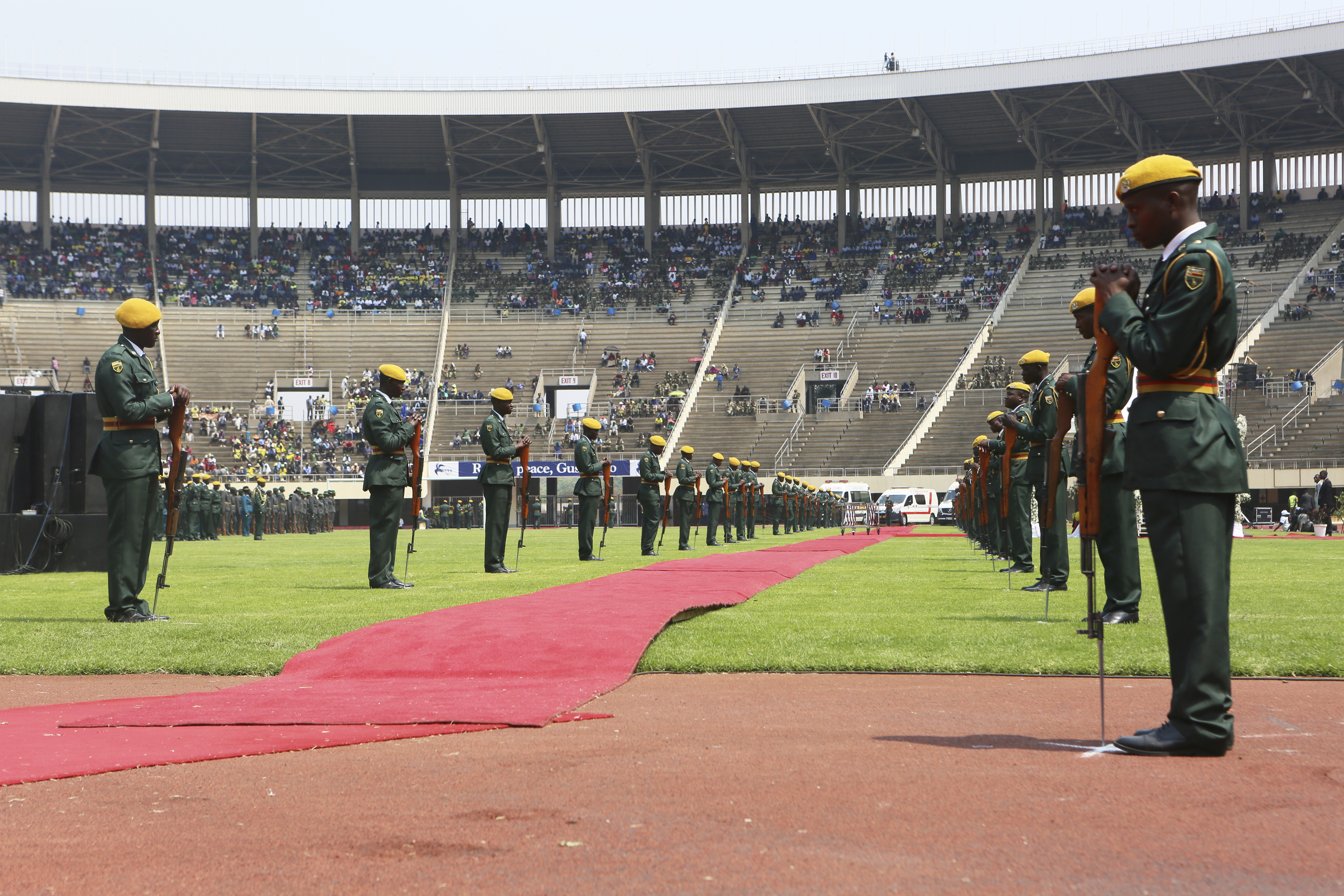 Tátongóan üres maradt a stadion, ahol Robert Mugabét felravatalozták